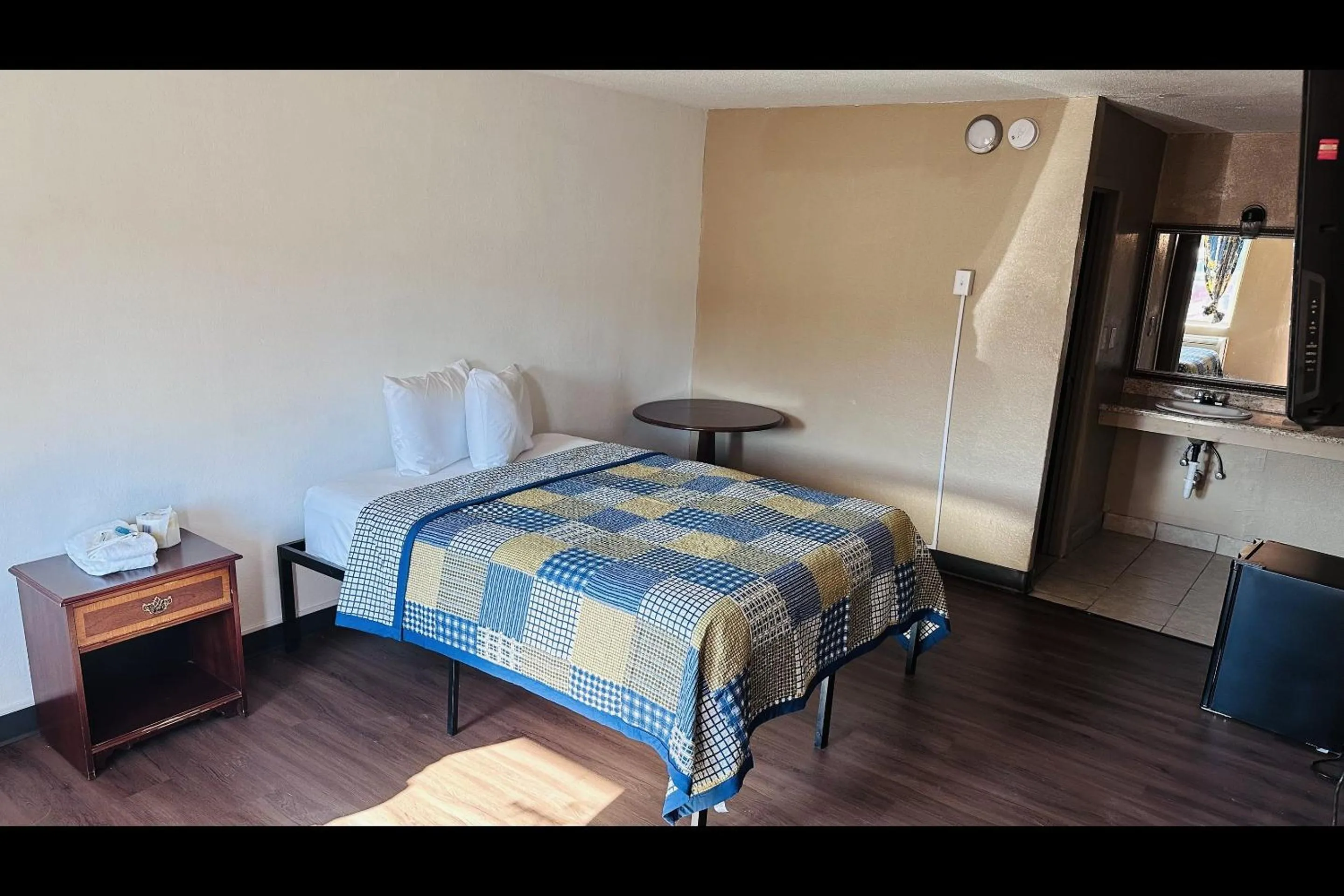 Bedroom in Hallmark Inn By OYO Fort Wayne