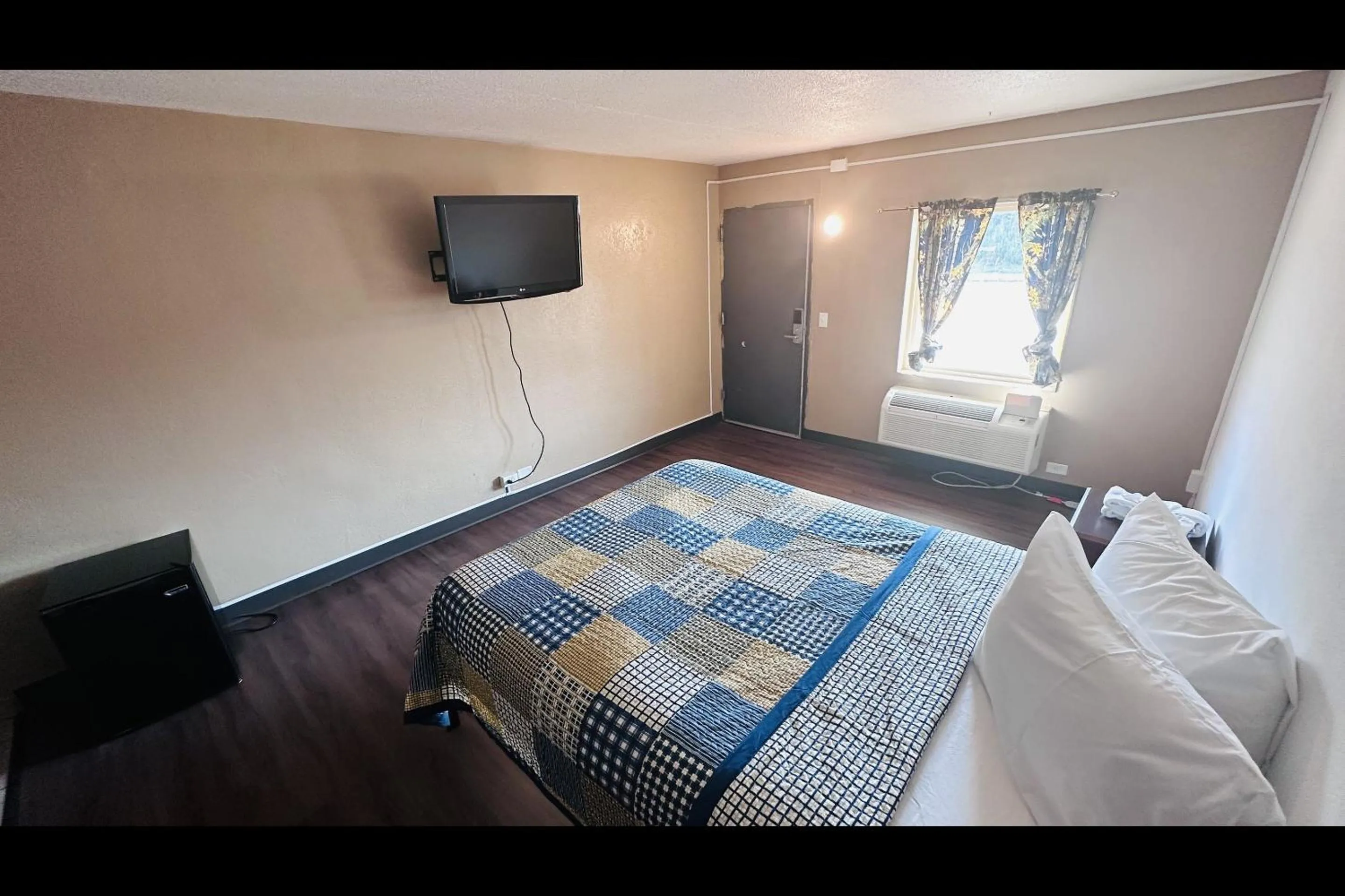 Bedroom in Hallmark Inn By OYO Fort Wayne