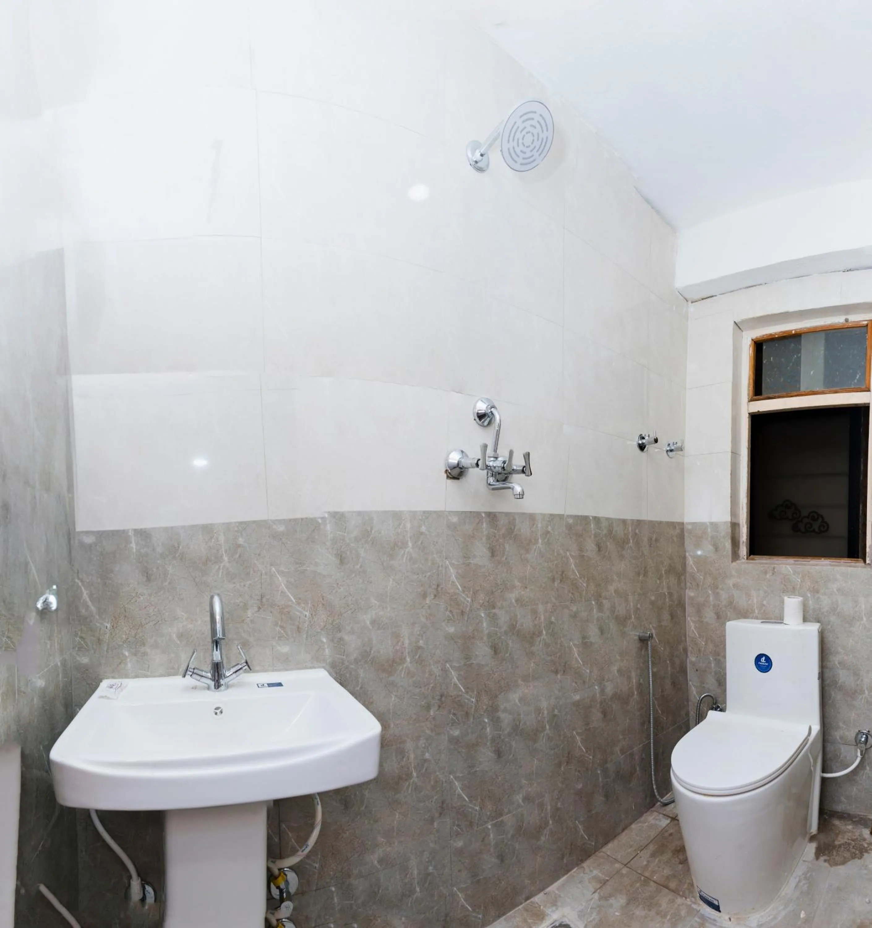 Shower in Rightway Hotel & Restaurant