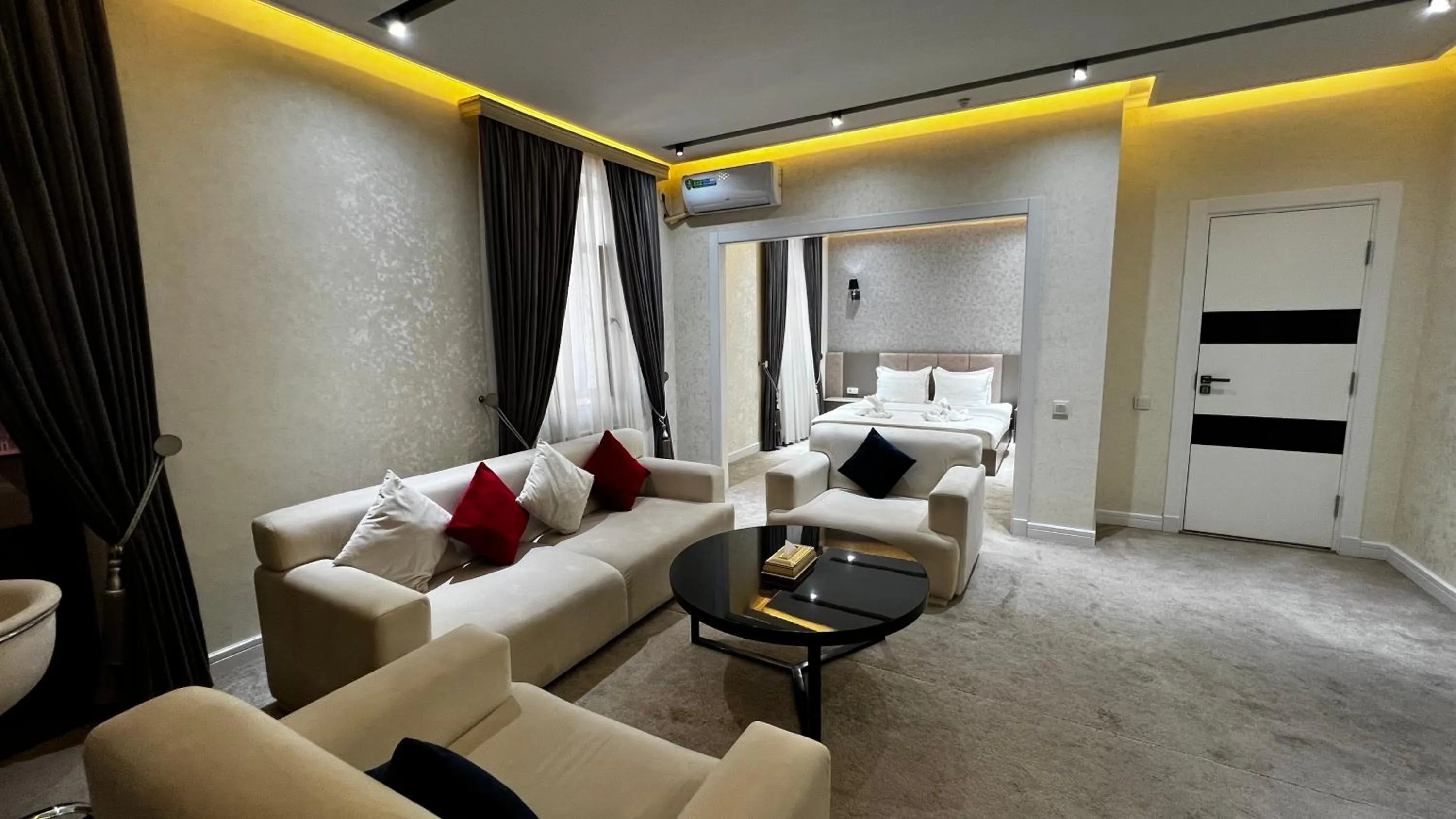 Suite - single occupancy in Ohu Palace Hotel