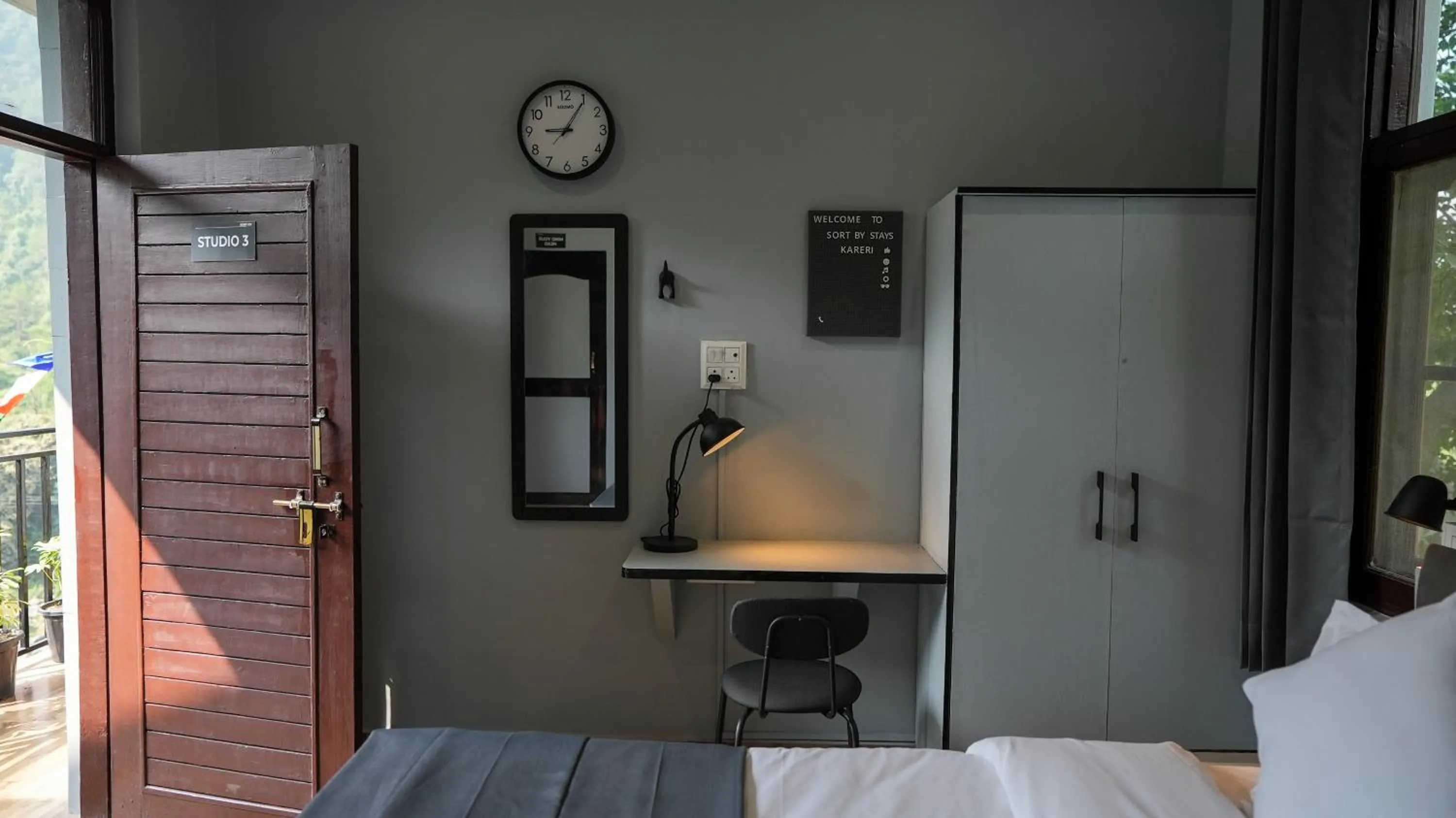 wardrobe in Sort By Stays, Kareri