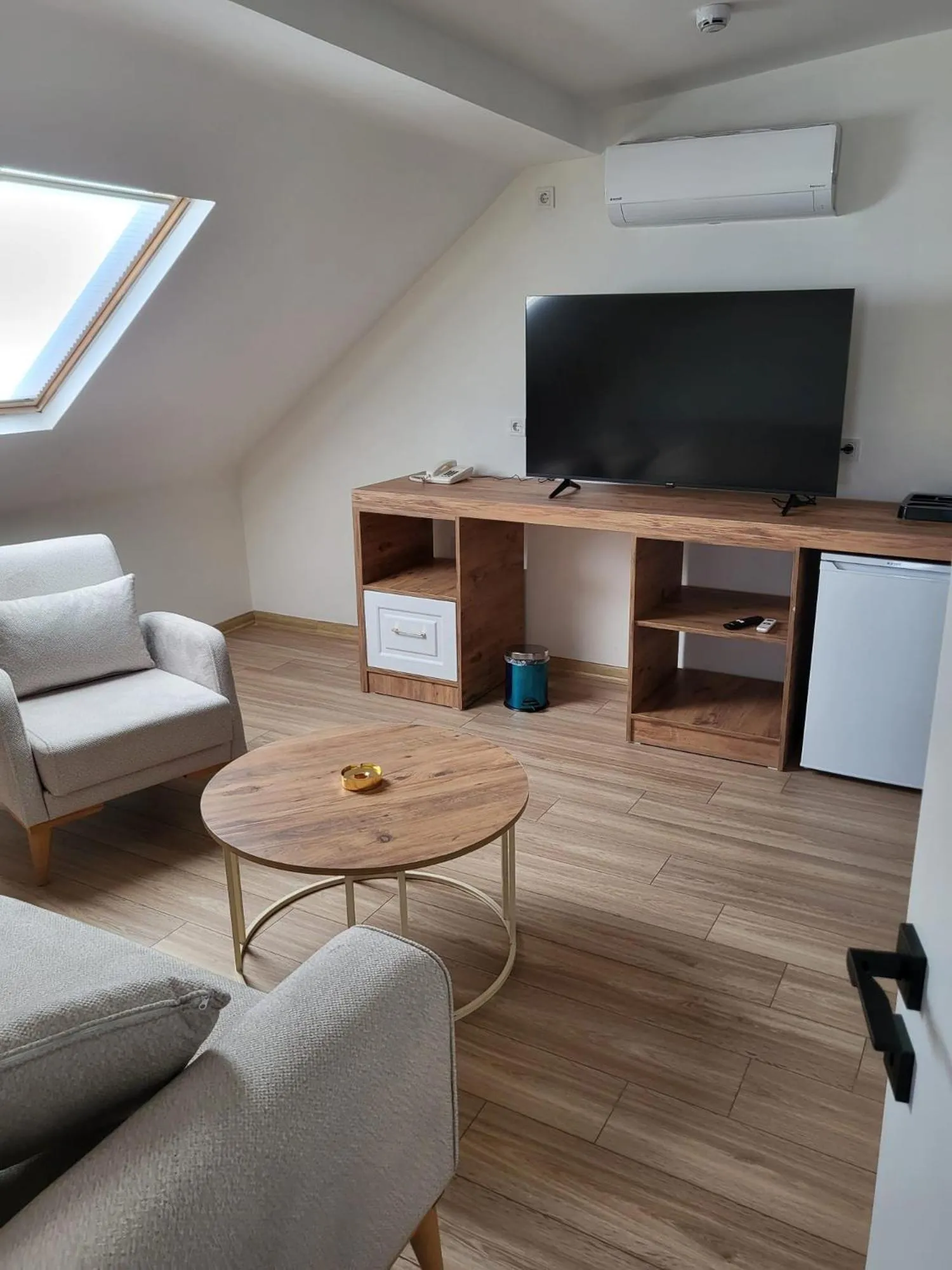 Communal lounge/ TV room in Petra Port Hotel