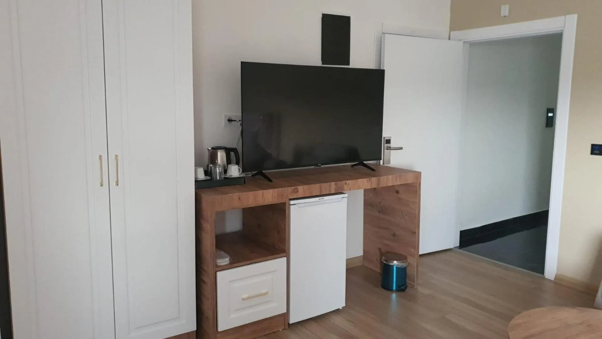 Communal lounge/ TV room in Petra Port Hotel