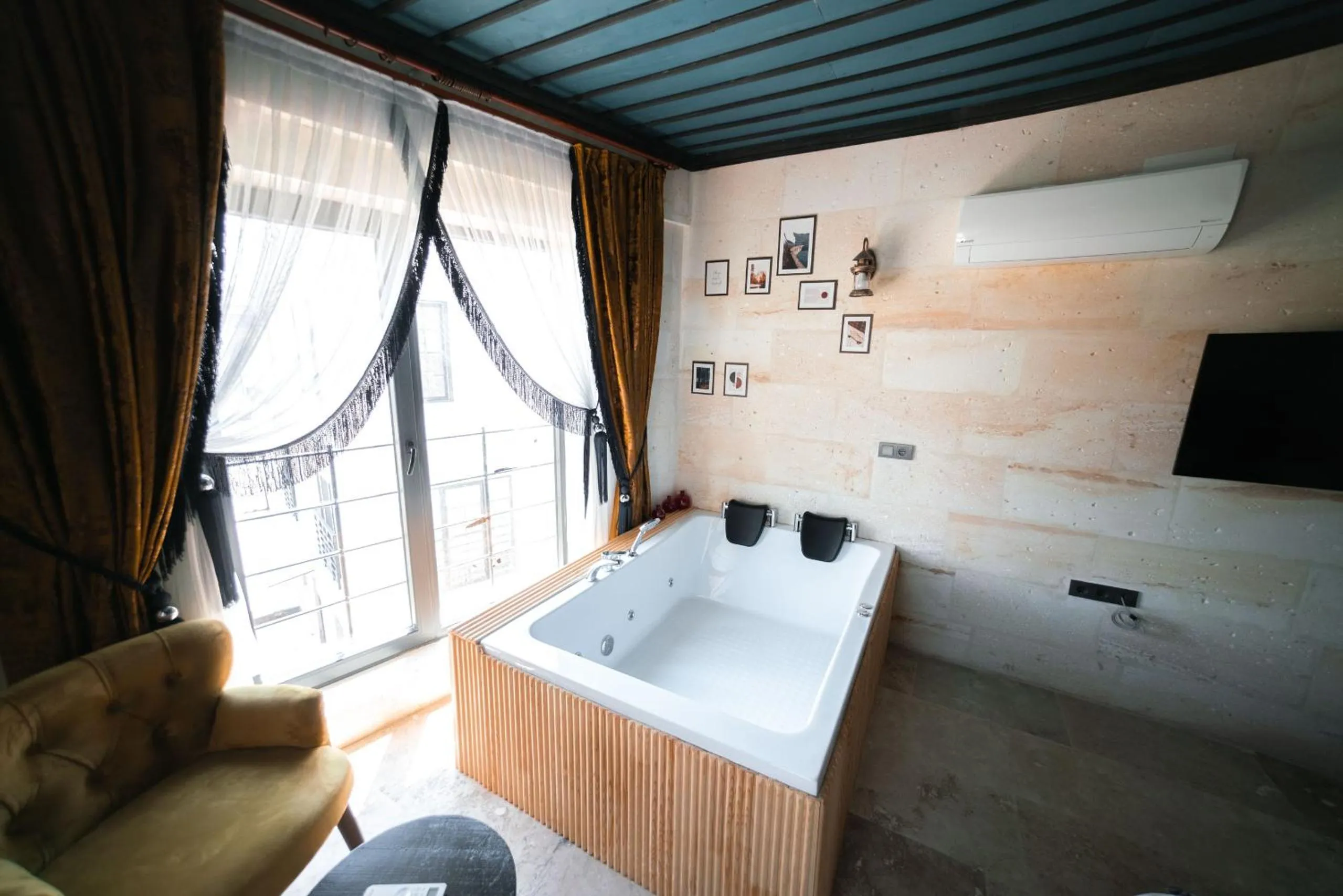 Hot Tub, Bed in Abra Stone House