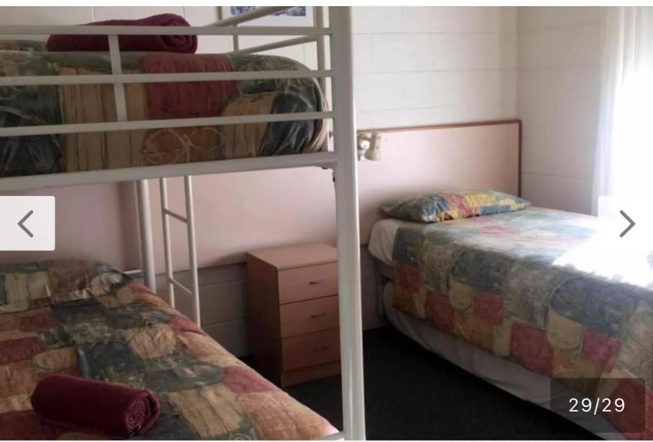 Bed in Black Swan Motel inn