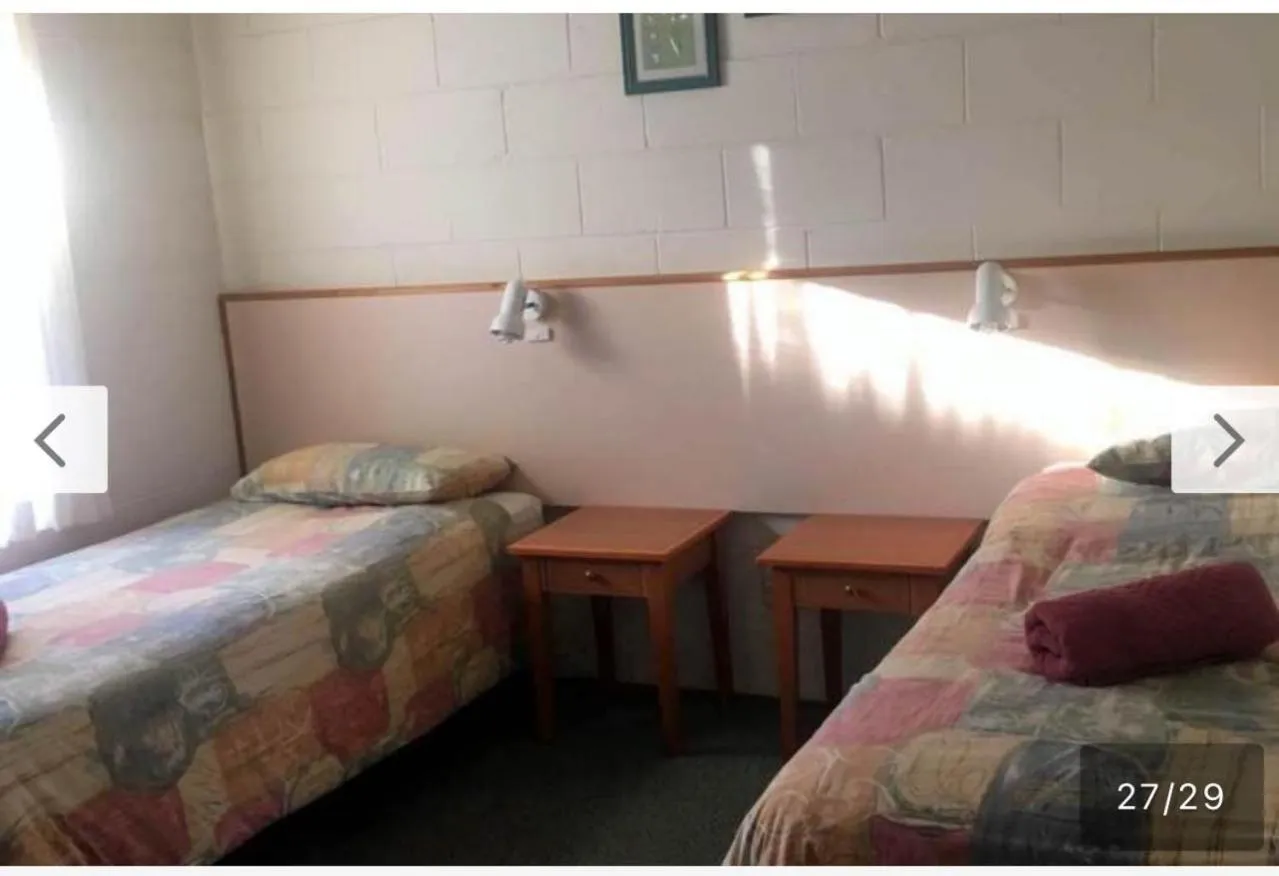 Bed in Black Swan Motel inn