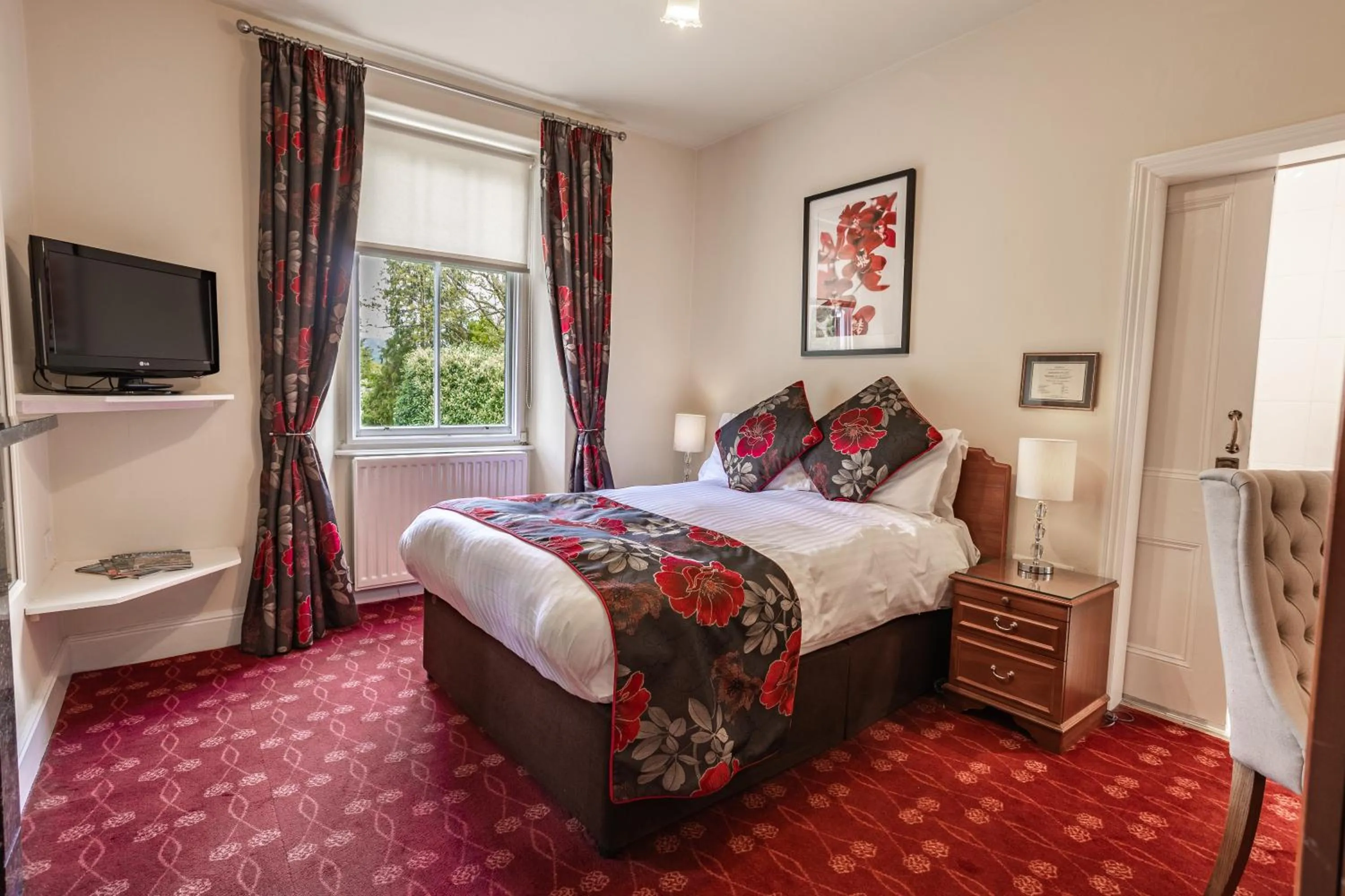 Bedroom, Bed in Burn How Garden Hotel - Bowness on Windermere