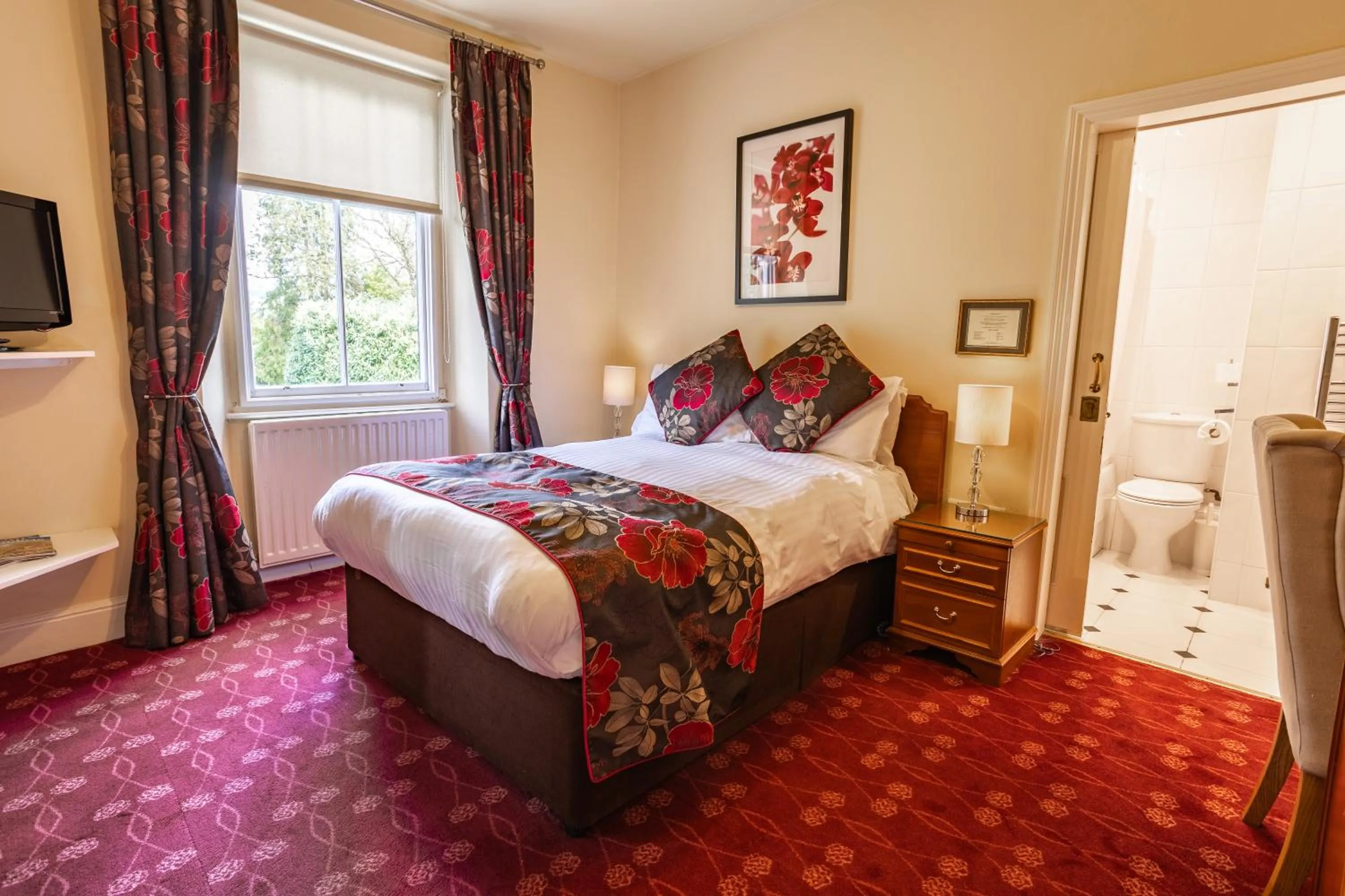 Bedroom, Bed in Burn How Garden Hotel - Bowness on Windermere
