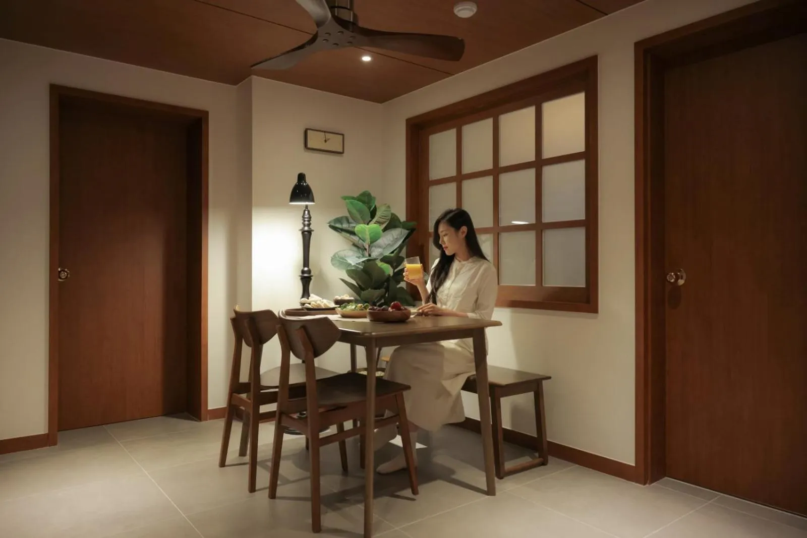 Seating area in Surim Hotel Sokcho by AanK