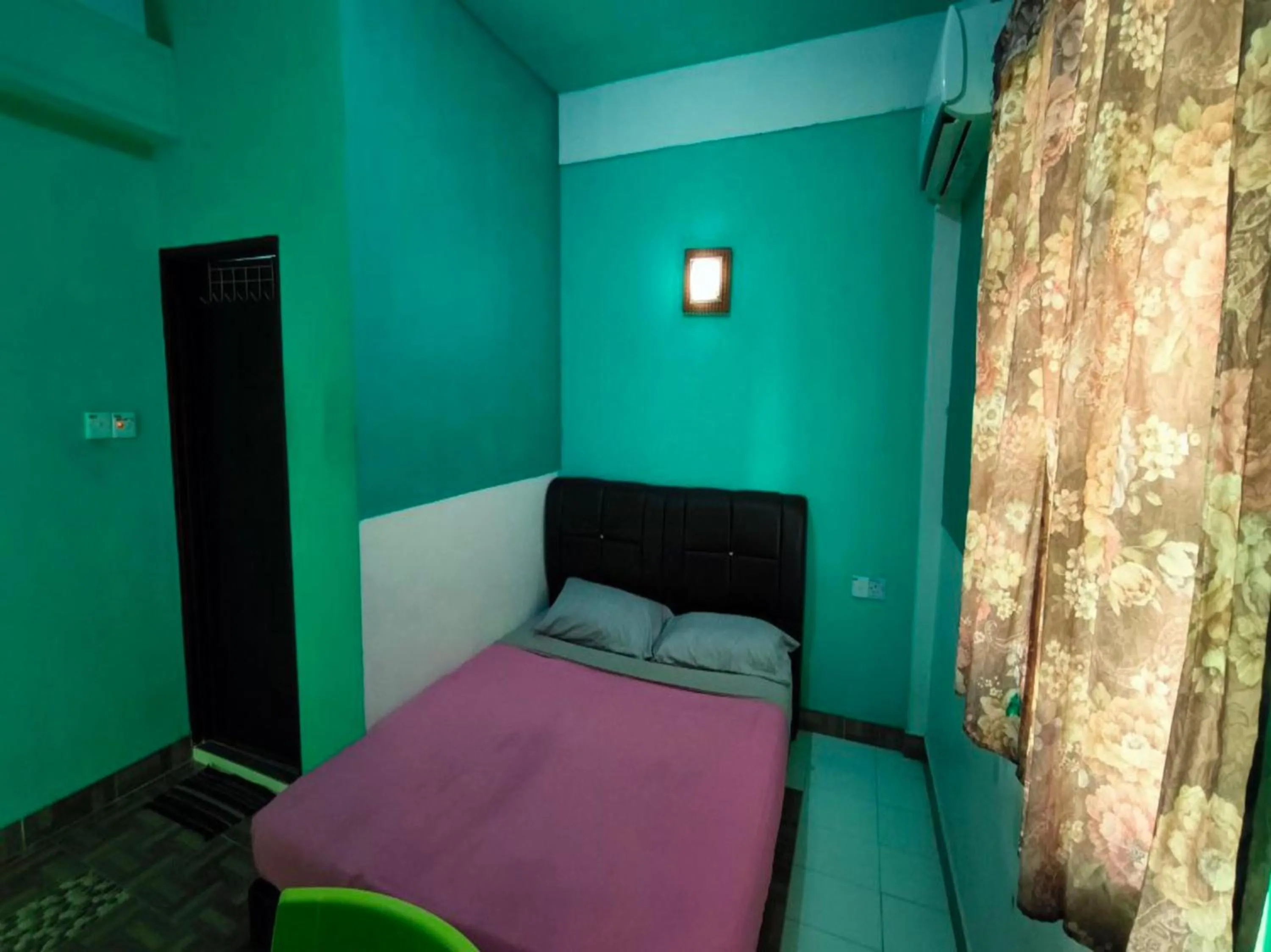 Bedroom in OYO 91012 Cenang Motel