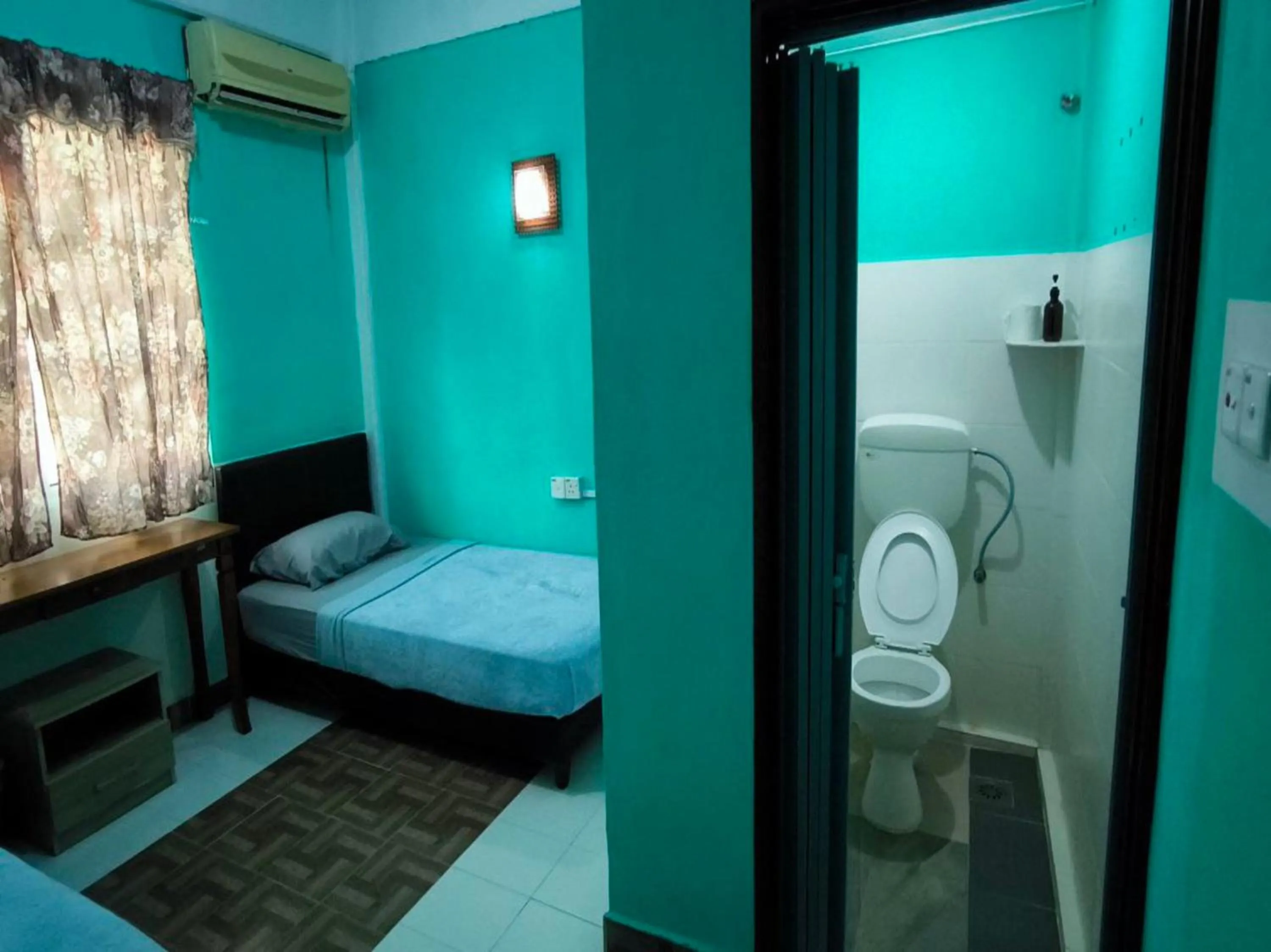 Bedroom in OYO 91012 Cenang Motel