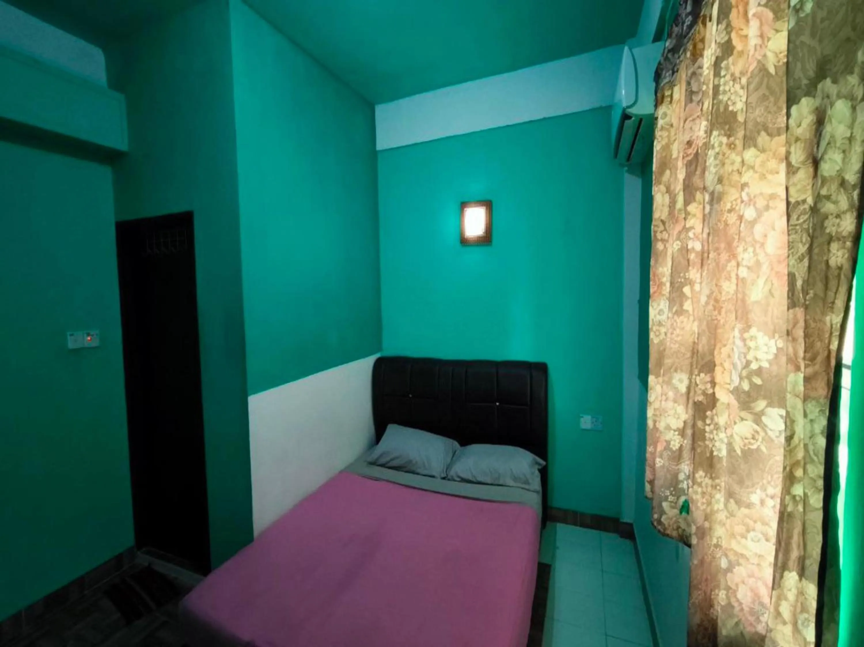 Bedroom in OYO 91012 Cenang Motel