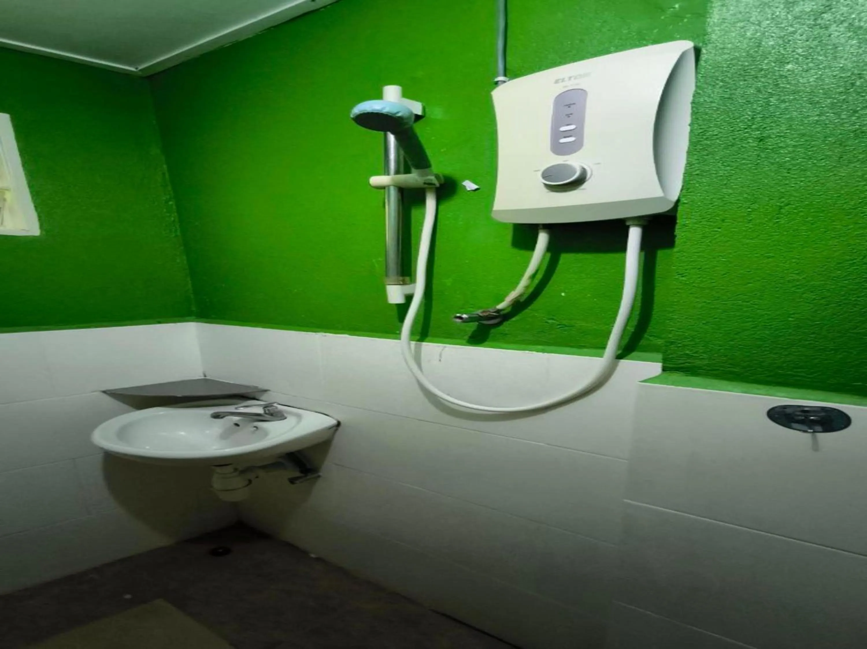 Bathroom in OYO 91012 Cenang Motel