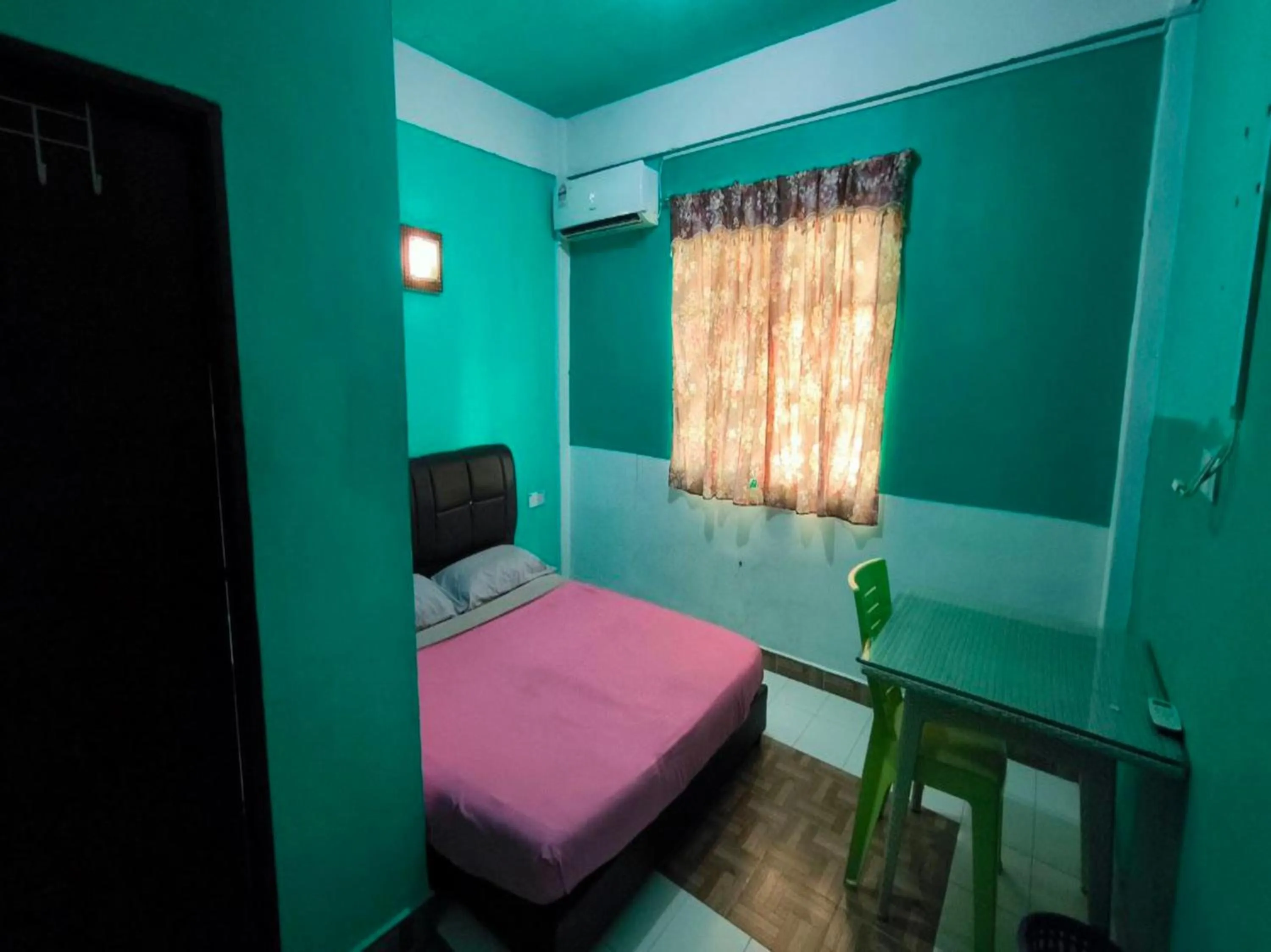 Bedroom in OYO 91012 Cenang Motel