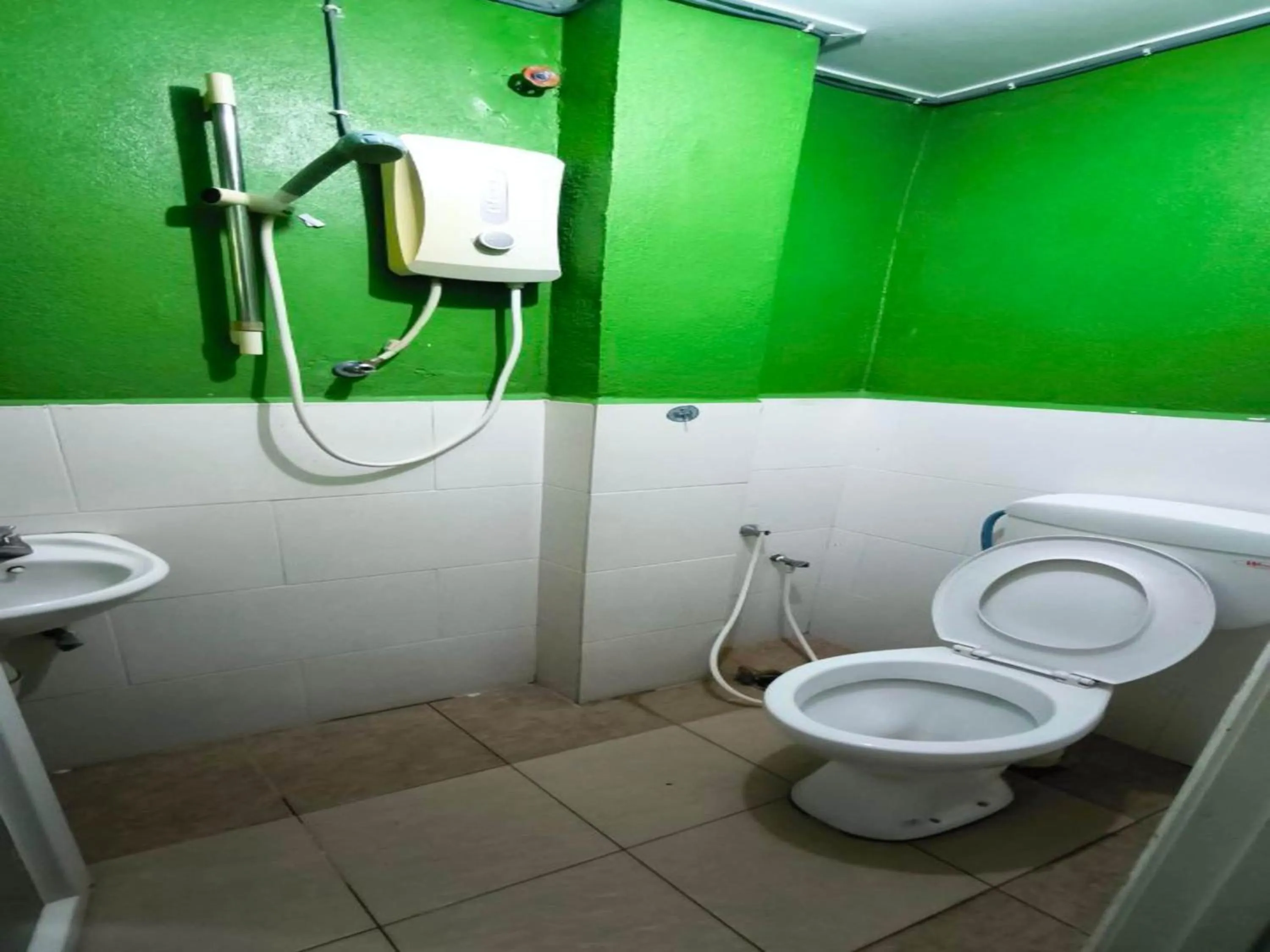 Bathroom in OYO 91012 Cenang Motel