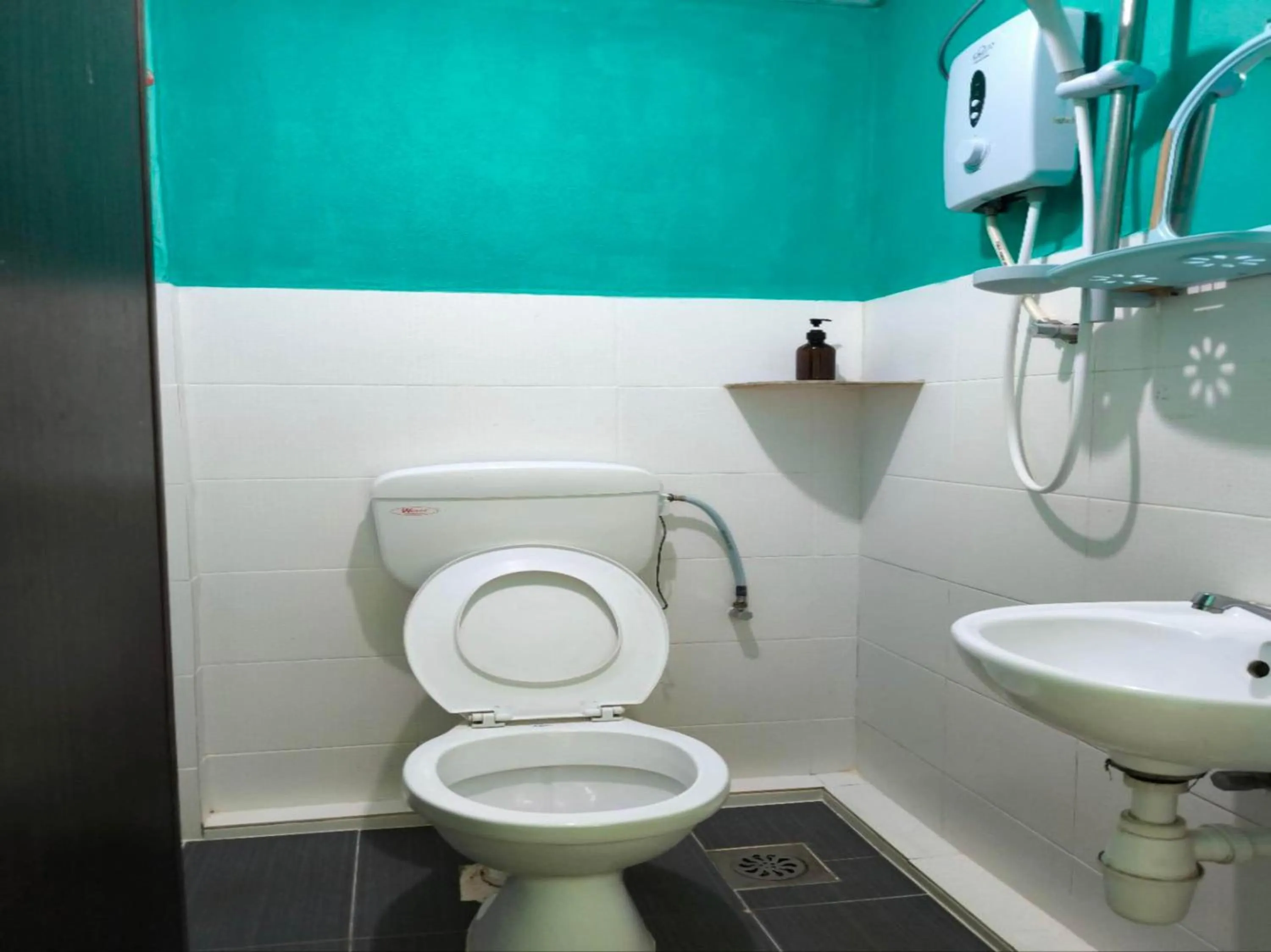 Bathroom in OYO 91012 Cenang Motel