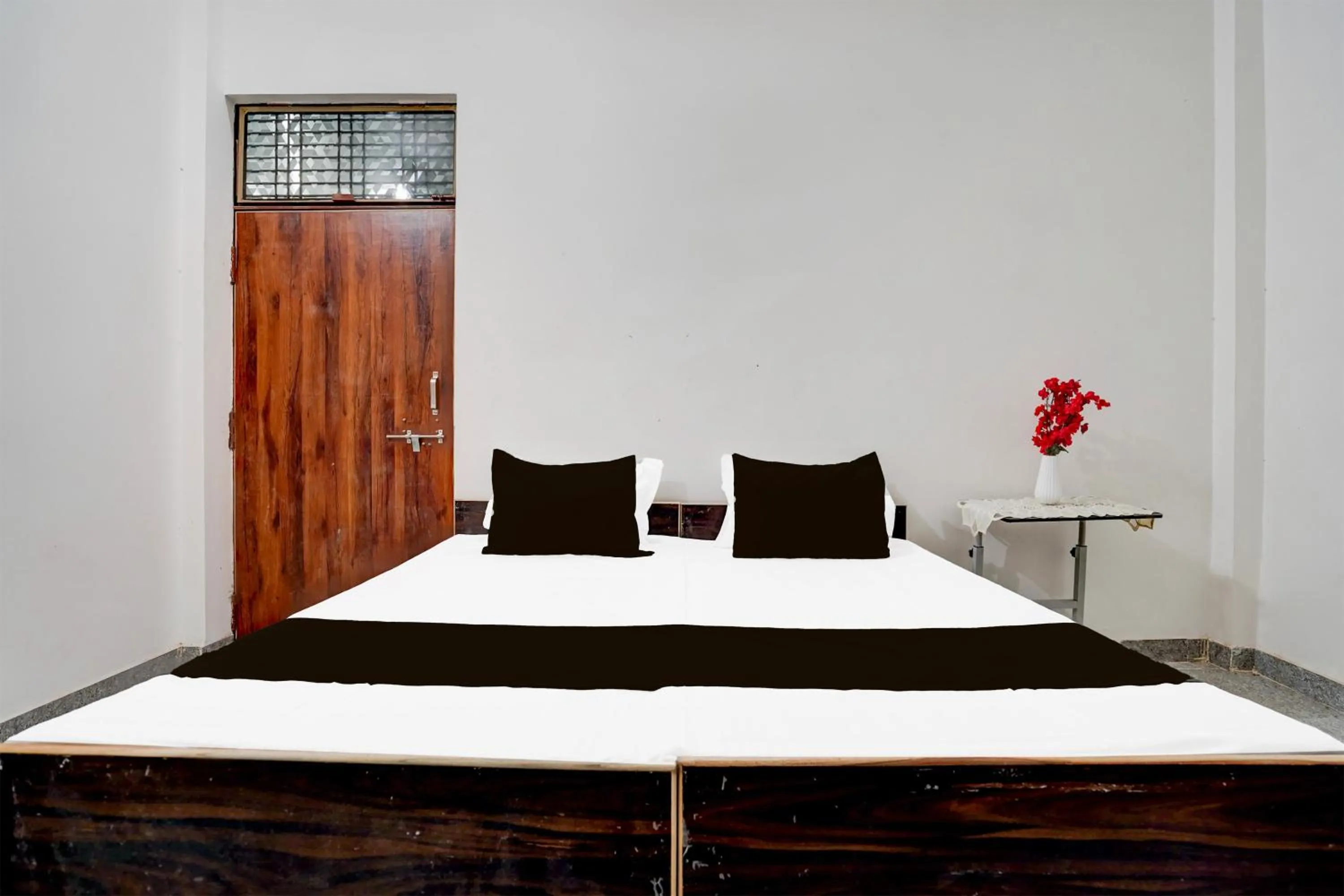 Bedroom, Bed in Hotel O by OYO R L PALACE