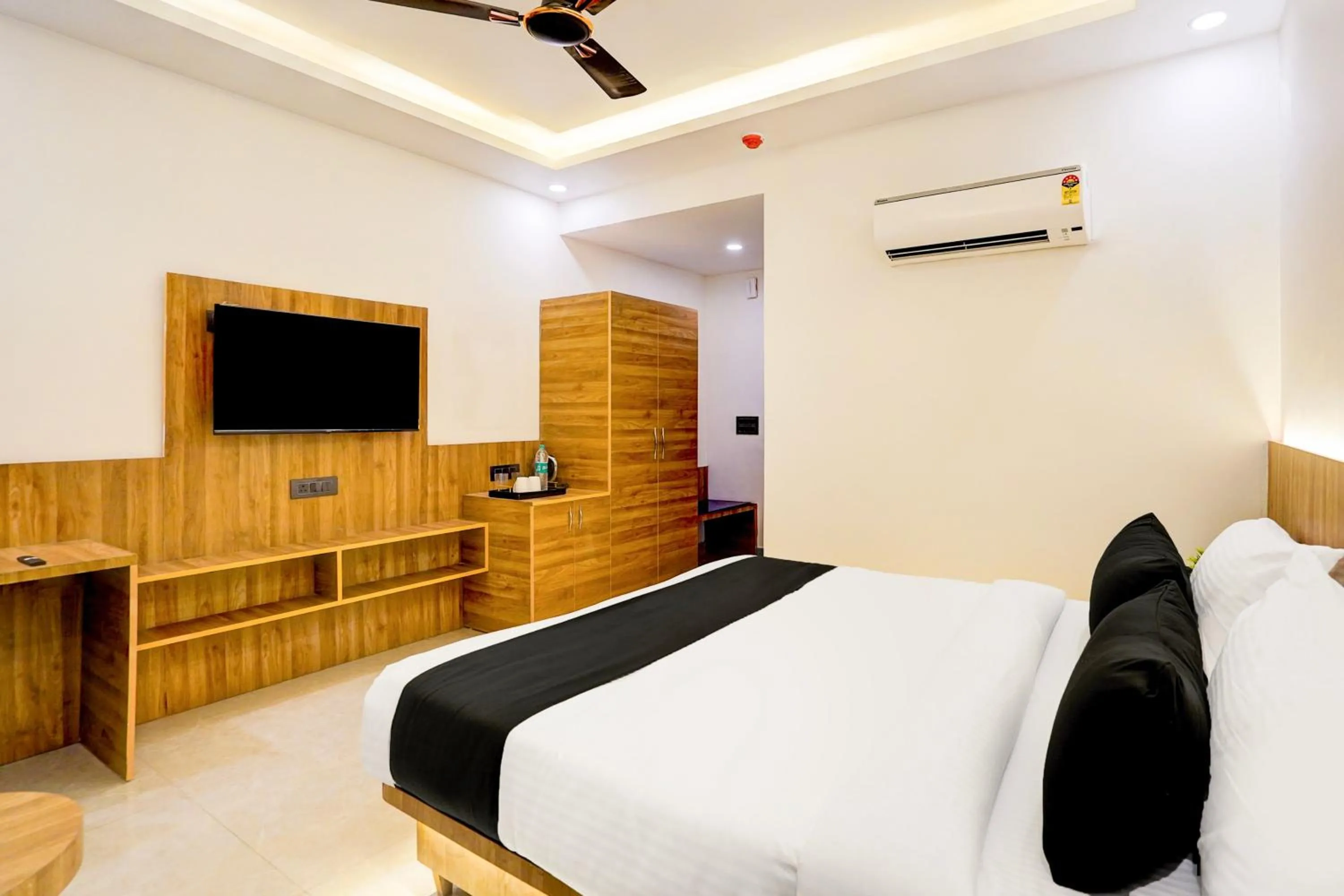 Bedroom, Bed in Townhouse GRAND ADDRESS HOTEL AND BANQUET