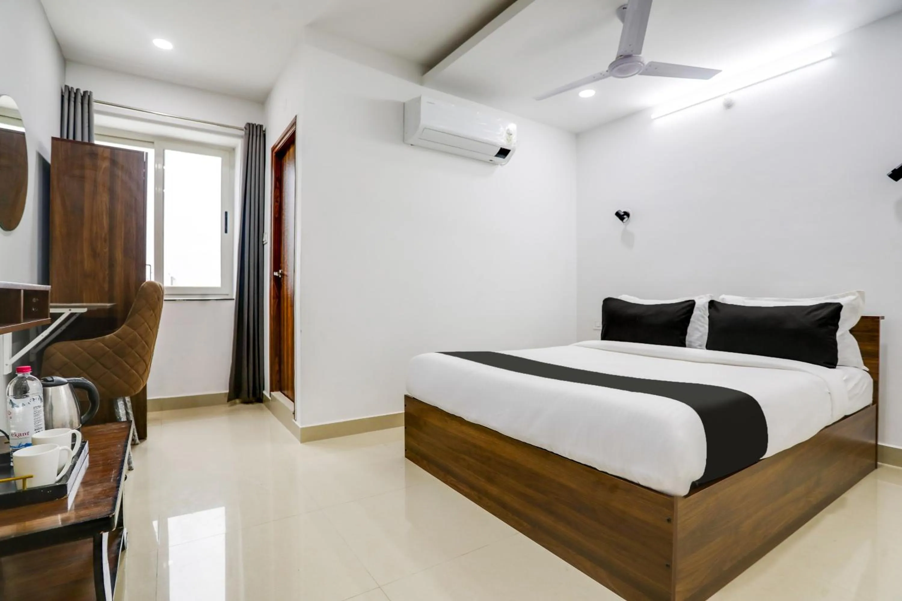 Bedroom, Bed in Super Collection O De Alphabet Hotel