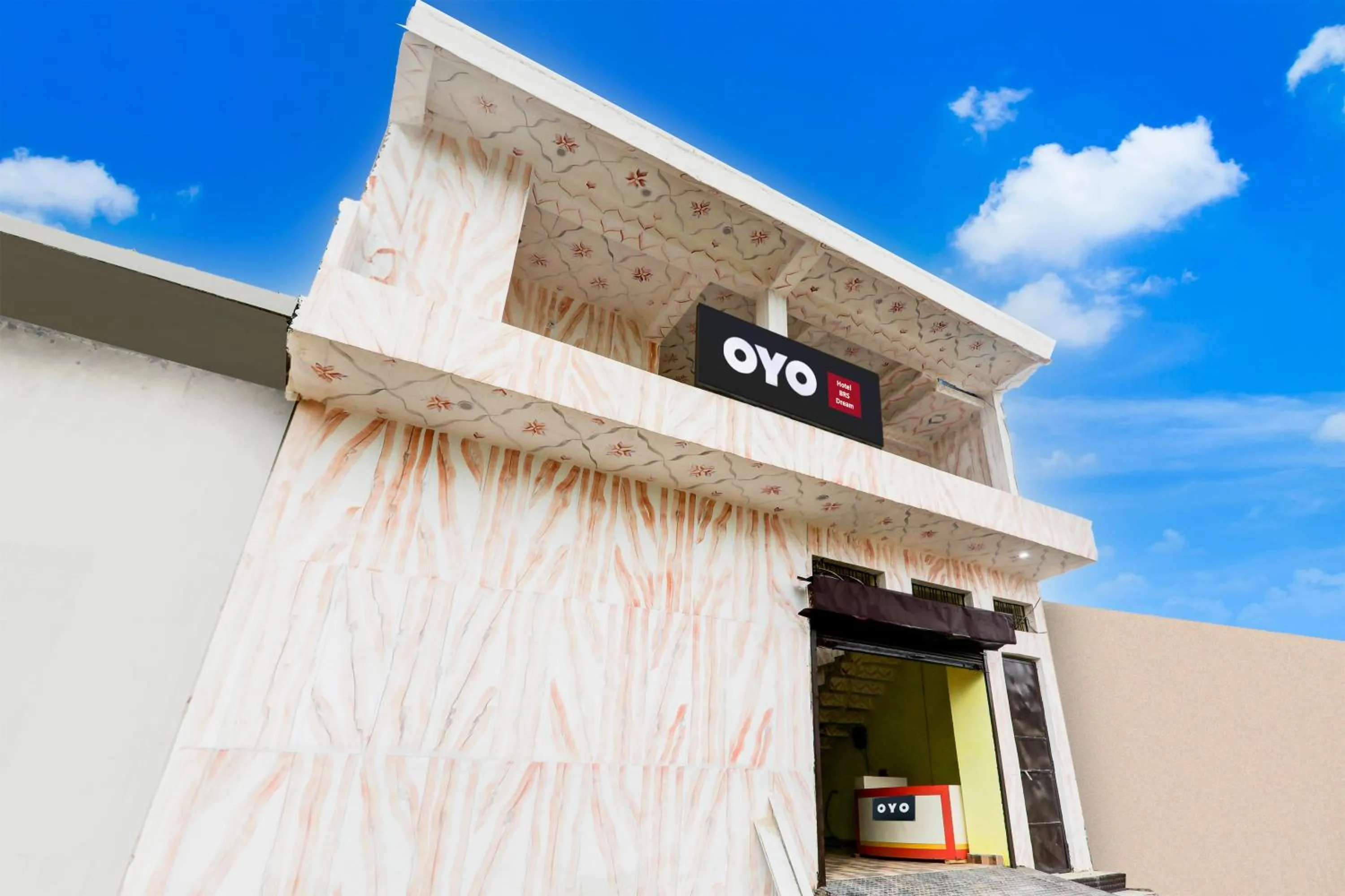 Facade/entrance in Hotel O by OYO BRS Dream