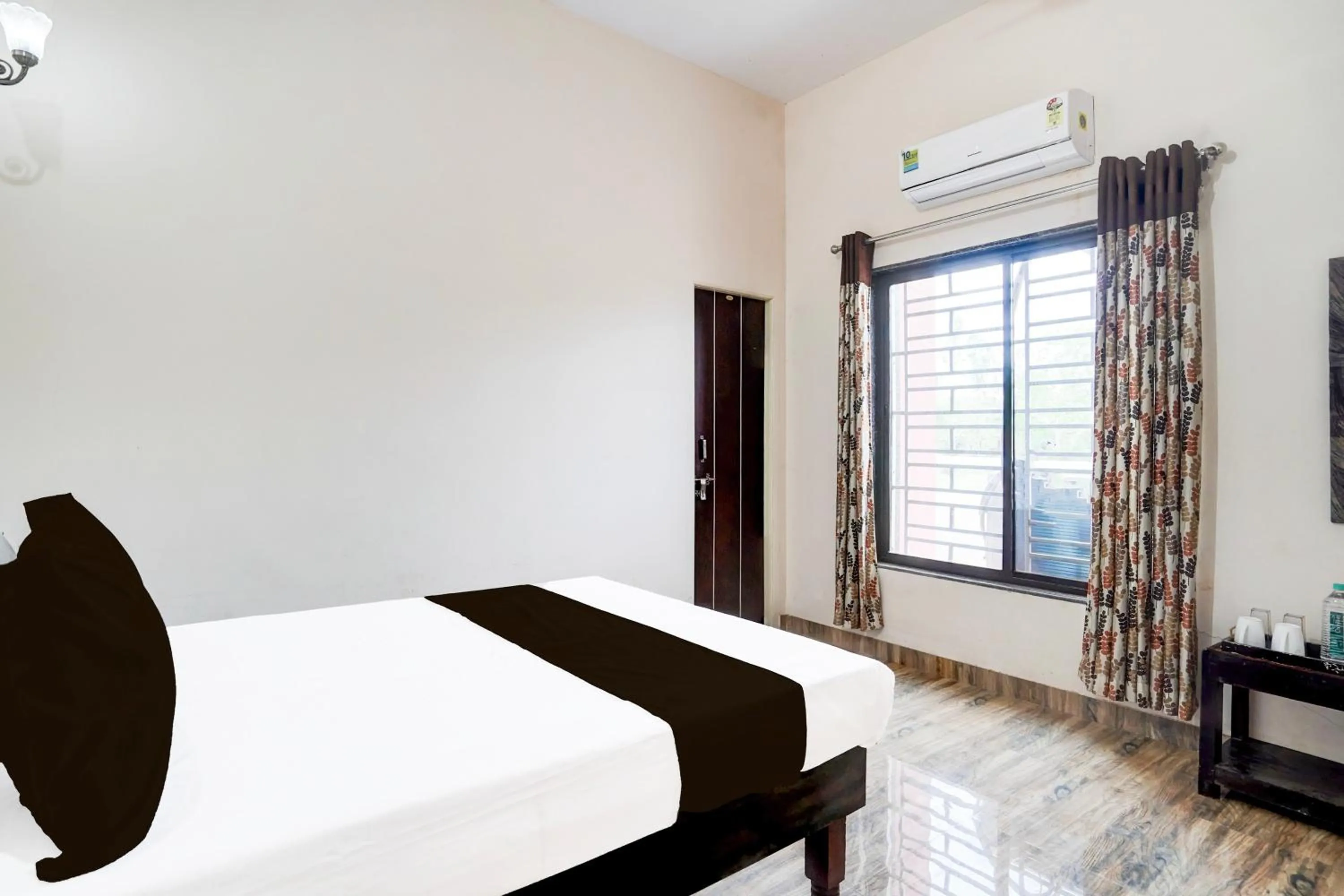 Bedroom, Bed in Hotel O Oyasis.in