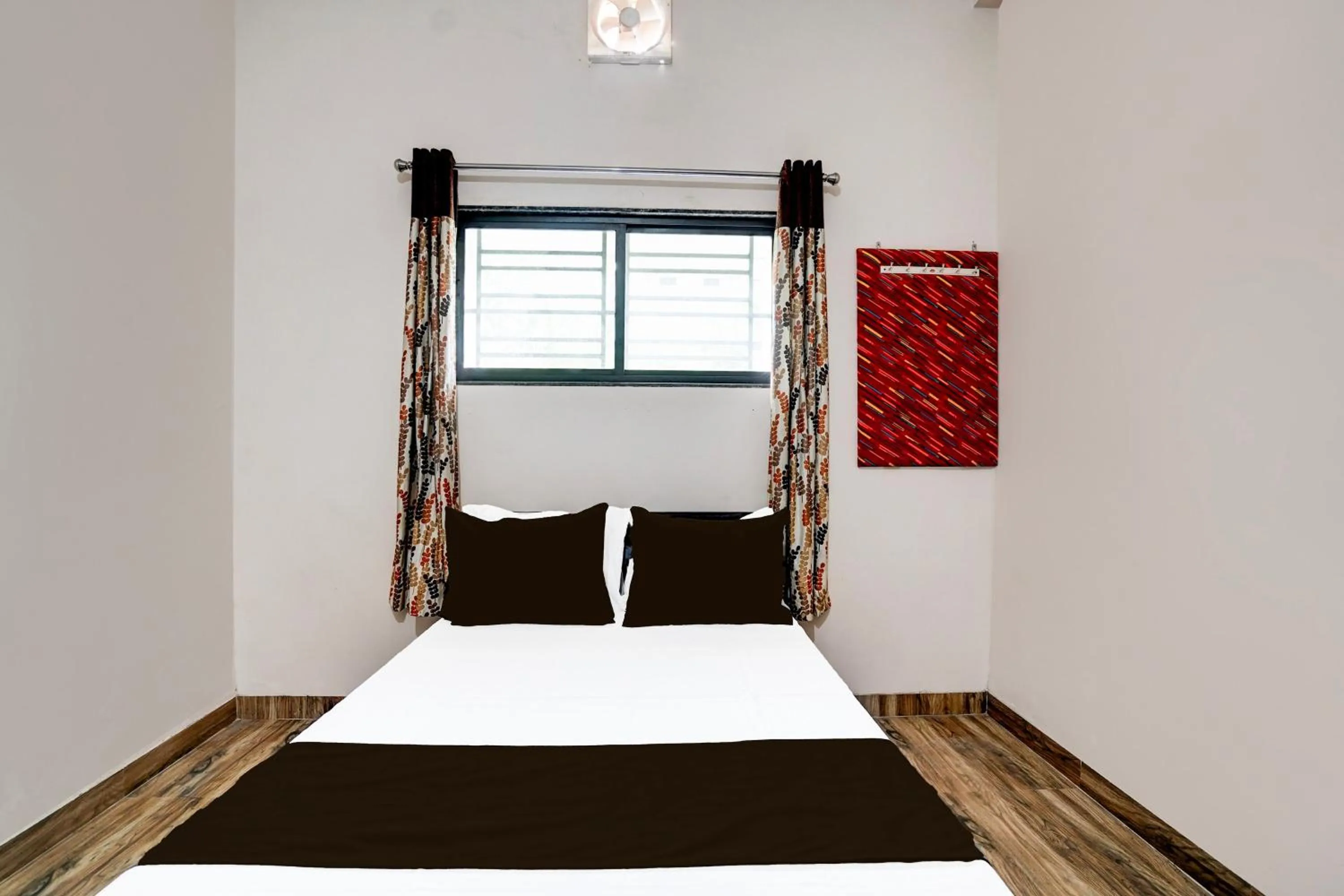 Bedroom, Bed in Hotel O Oyasis.in