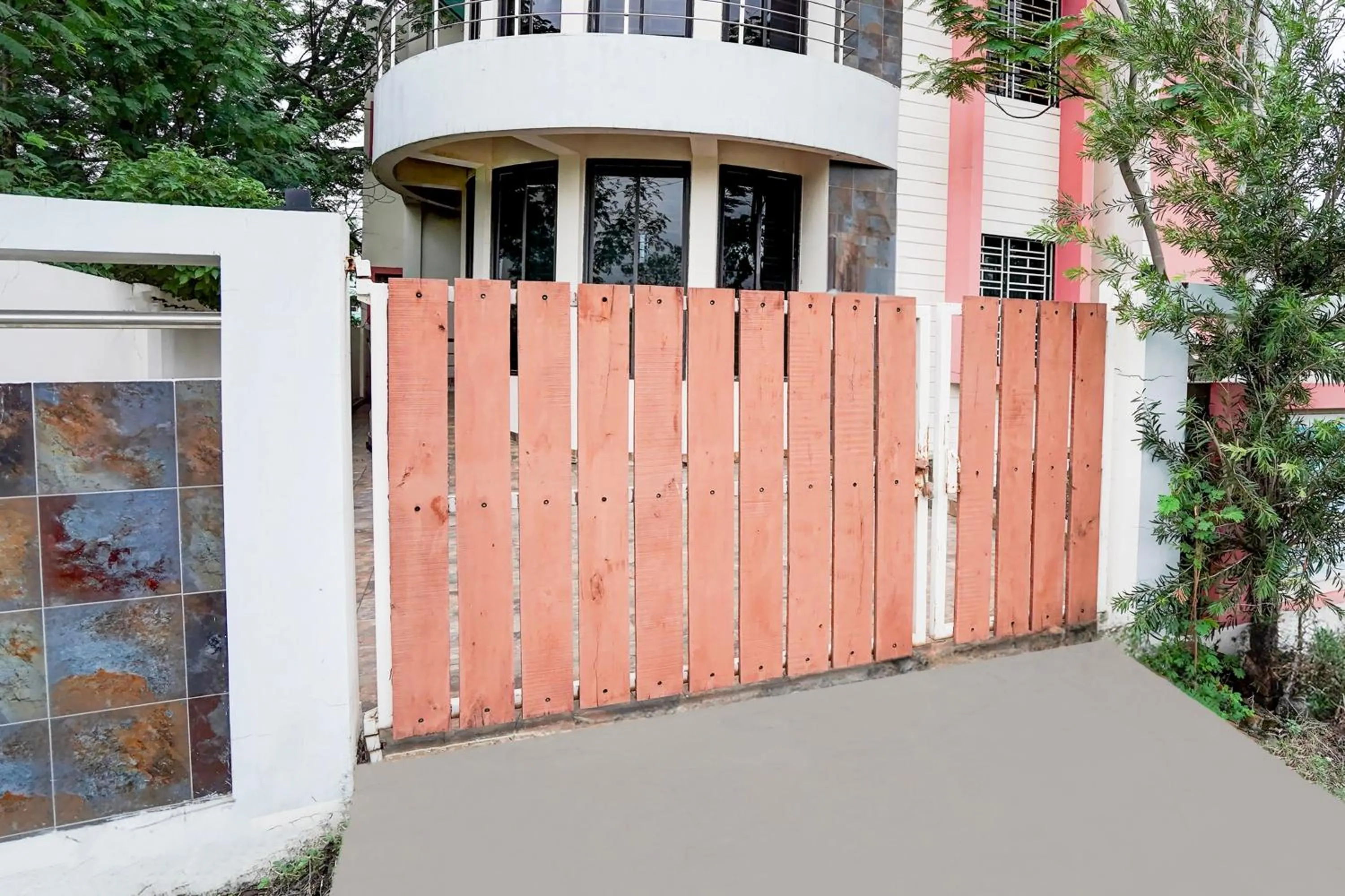Facade/entrance in Hotel O Oyasis.in