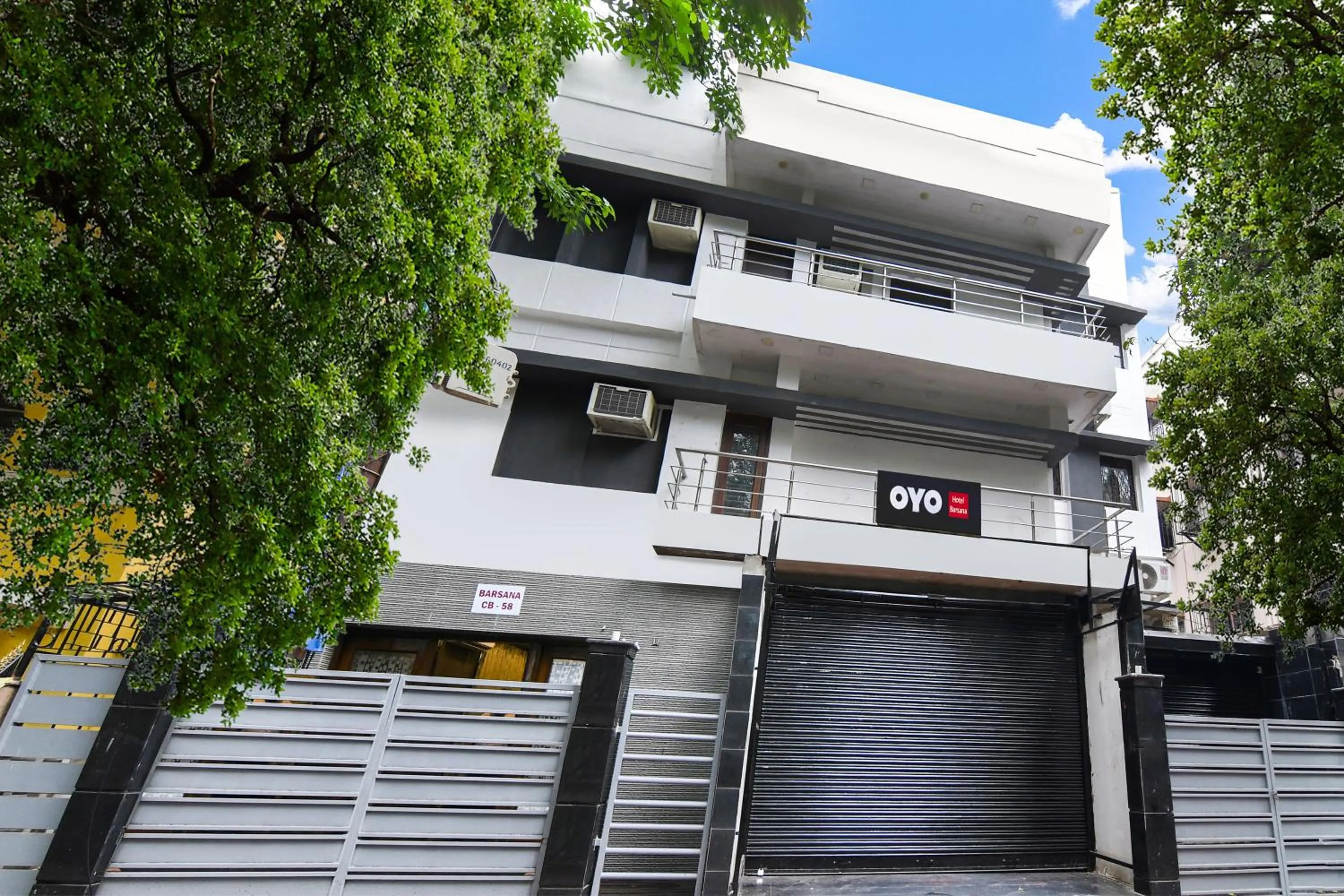 Facade/entrance in Hotel O Barsana