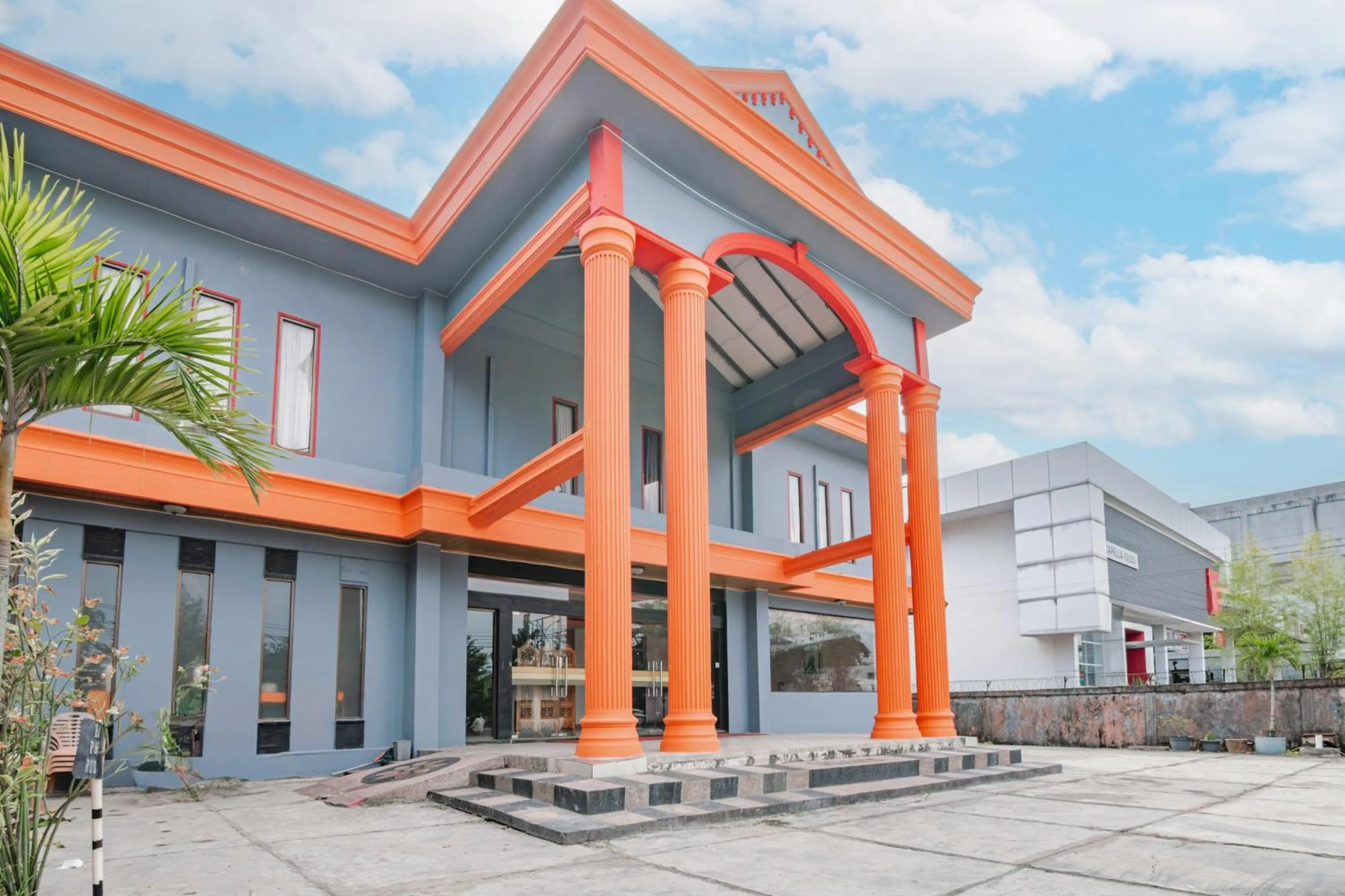 Facade/entrance in Collection O Pusat Kota Pekanbaru Near Mall Ska Formerly Hotel Olgaria