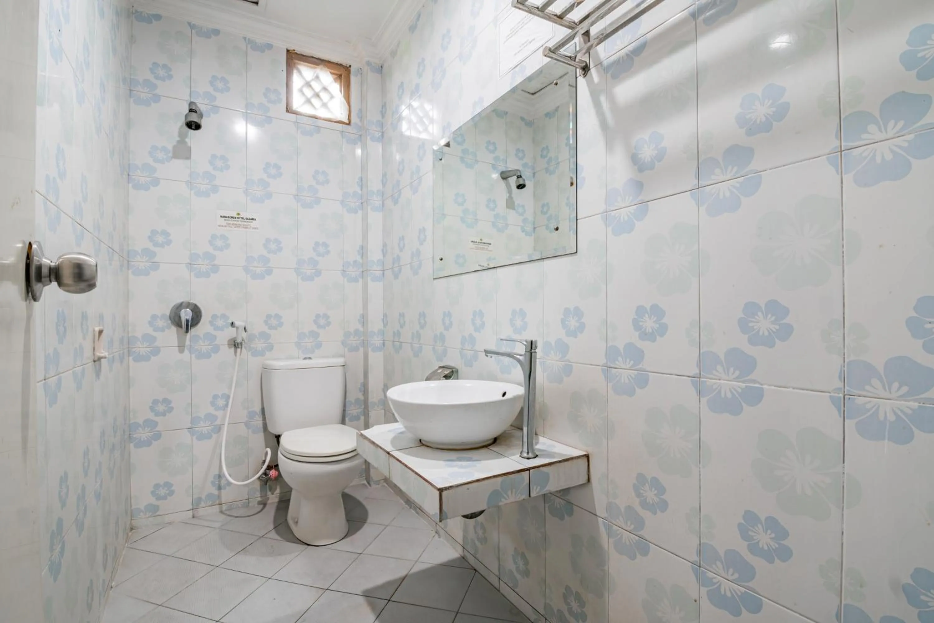 Bathroom in Collection O Pusat Kota Pekanbaru Near Mall Ska Formerly Hotel Olgaria