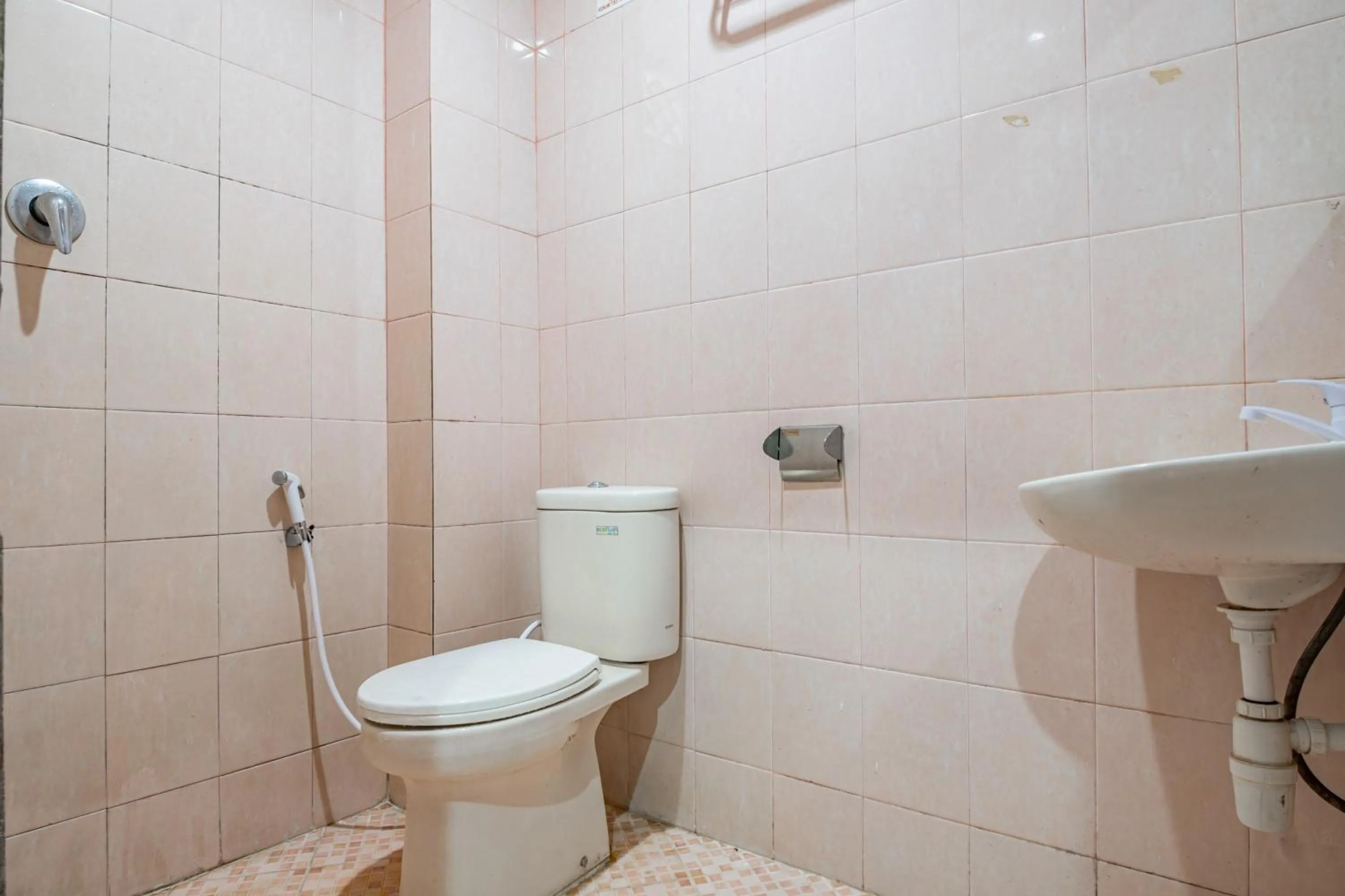 Bathroom in Collection O Pusat Kota Pekanbaru Near Mall Ska Formerly Hotel Olgaria