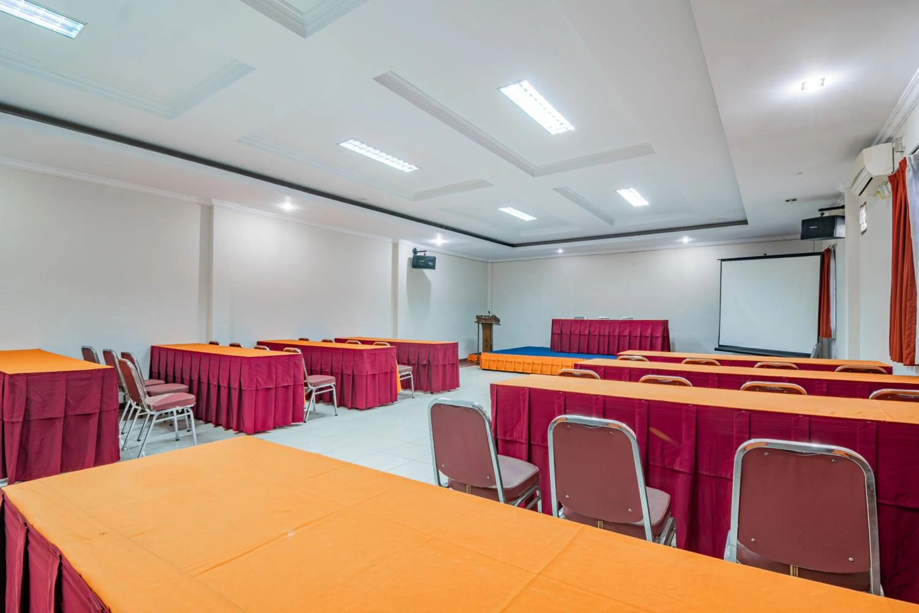 Business facilities in Collection O Pusat Kota Pekanbaru Near Mall Ska Formerly Hotel Olgaria