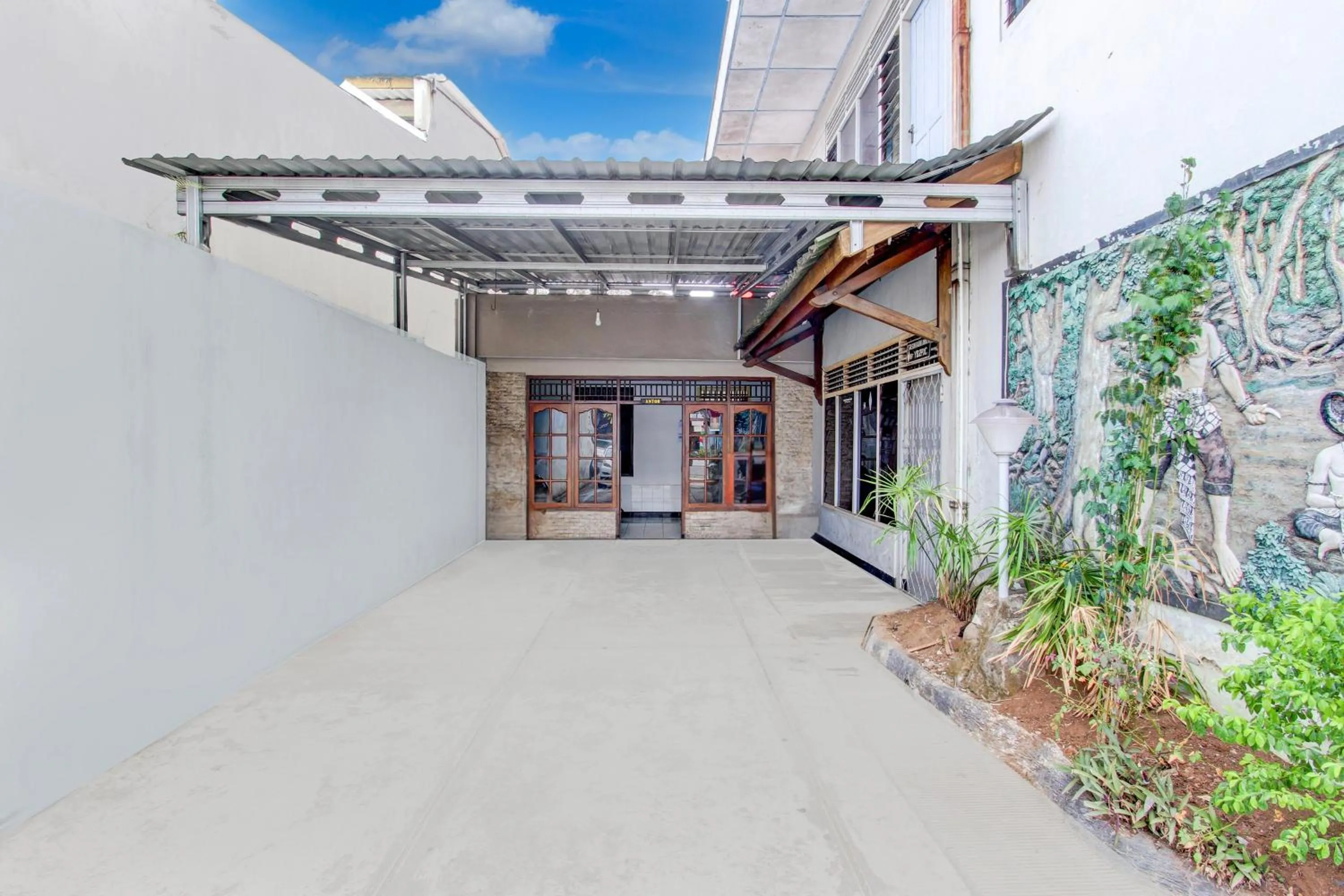 Facade/entrance in Hotel O Agung