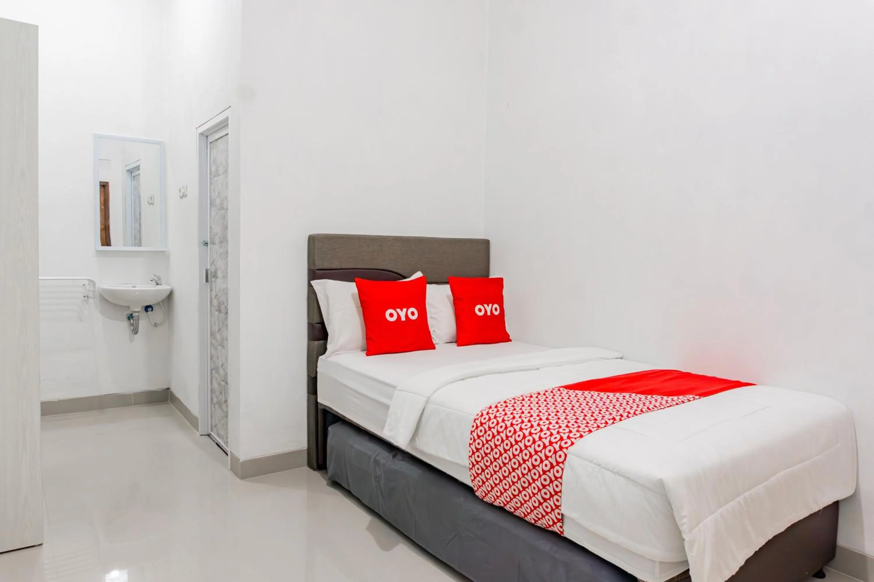 Bedroom, Bed in Hotel O Penginapan Kertajaya Syariah