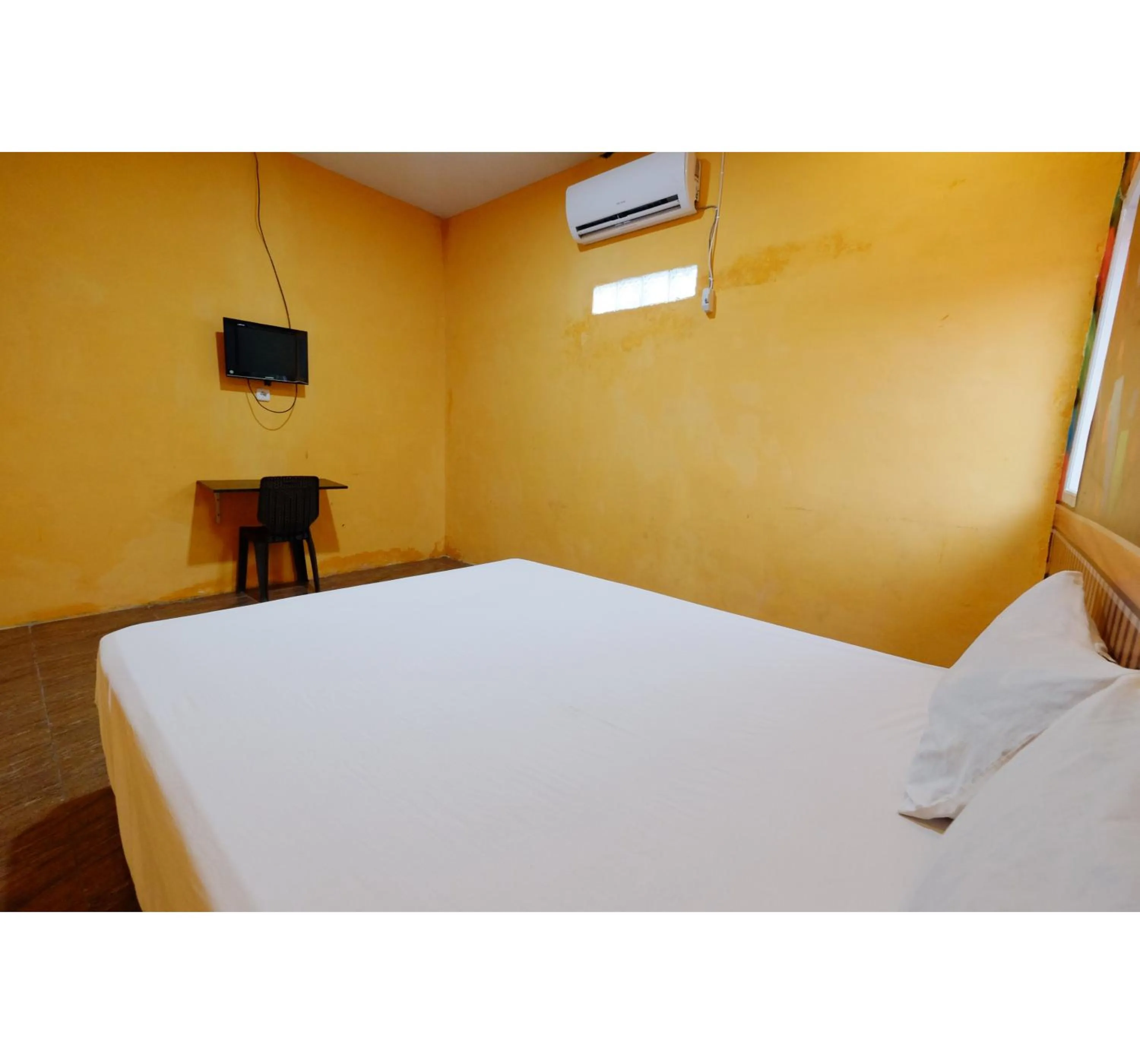 Bedroom, Bed in Hotel O Pondok Sahabat Vianty Near SDN Kampung Parang