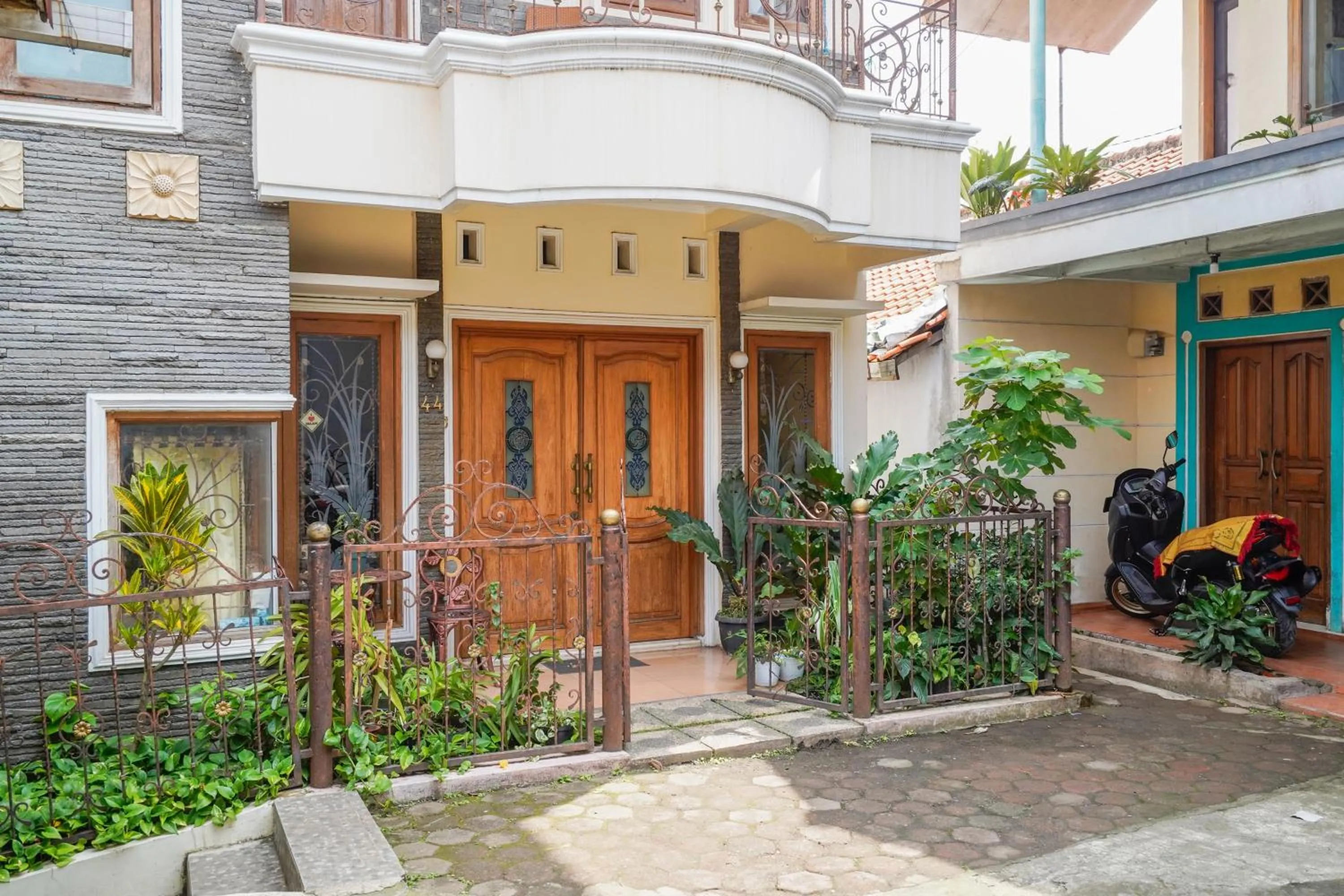 Facade/entrance in OYO 94118 Homestayque Syariah