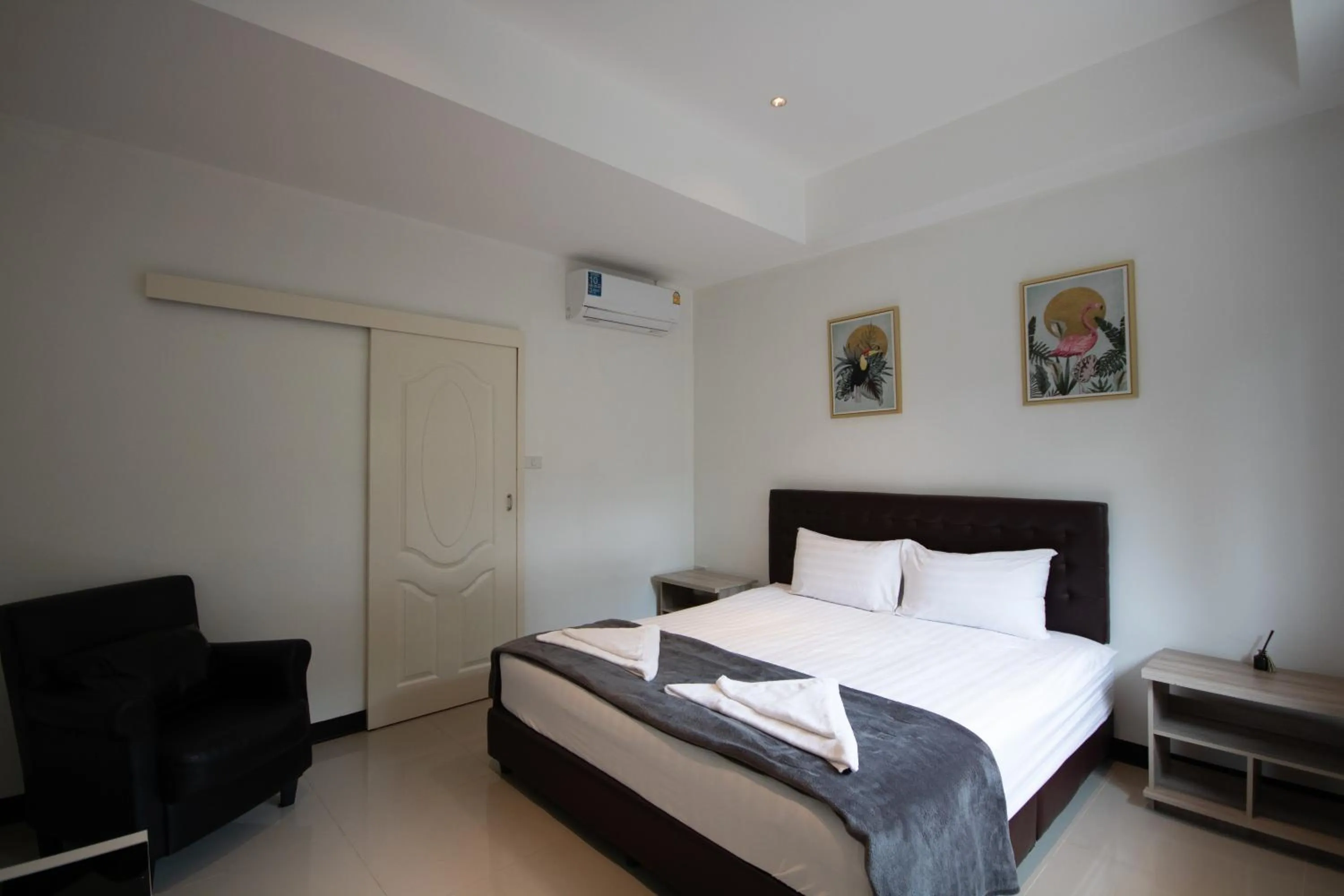 Photo of the whole room, Bed in Arttra Villa