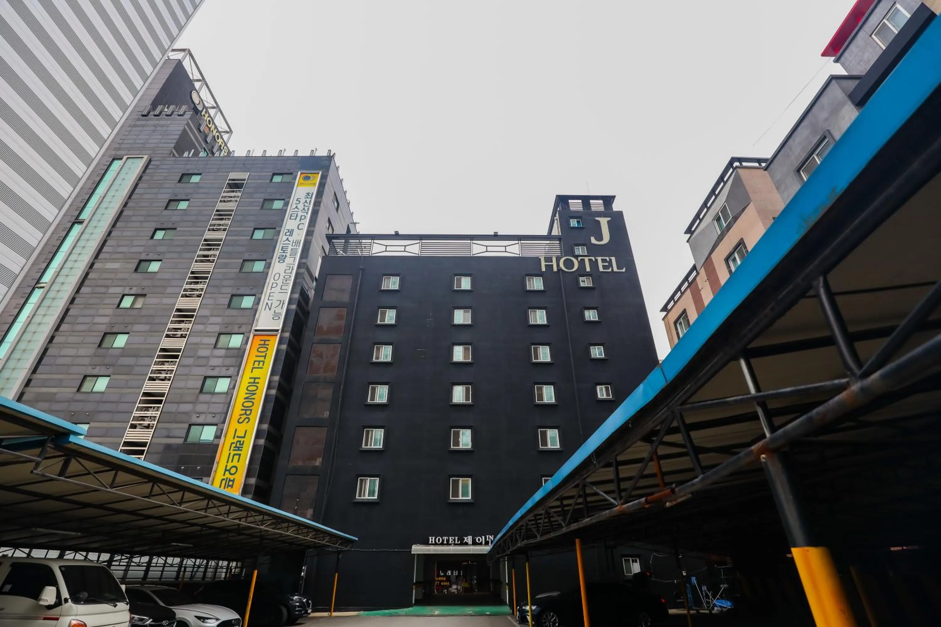 Property building in FromH J Hotel Osan