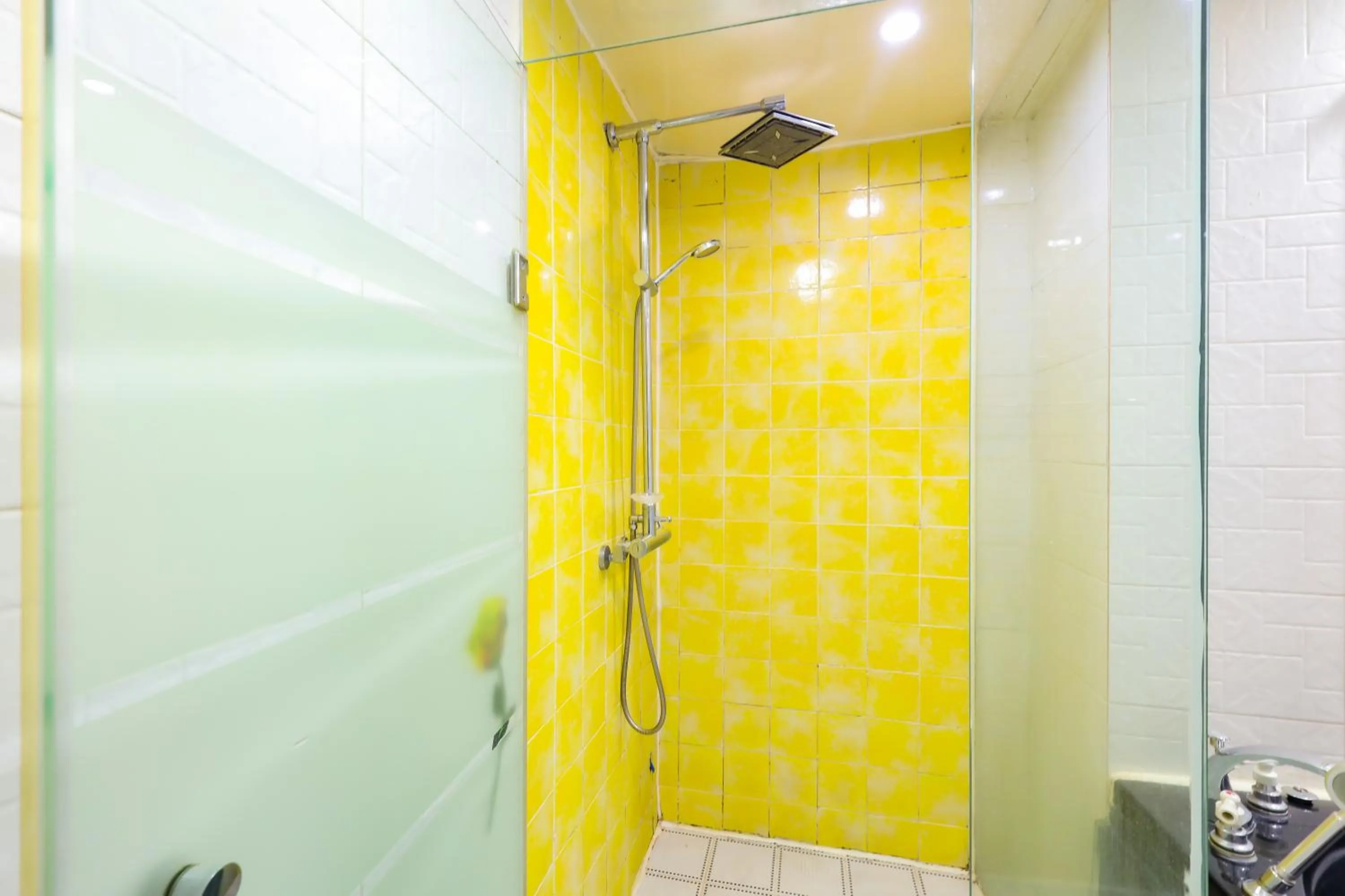 Shower in FromH J Hotel Osan