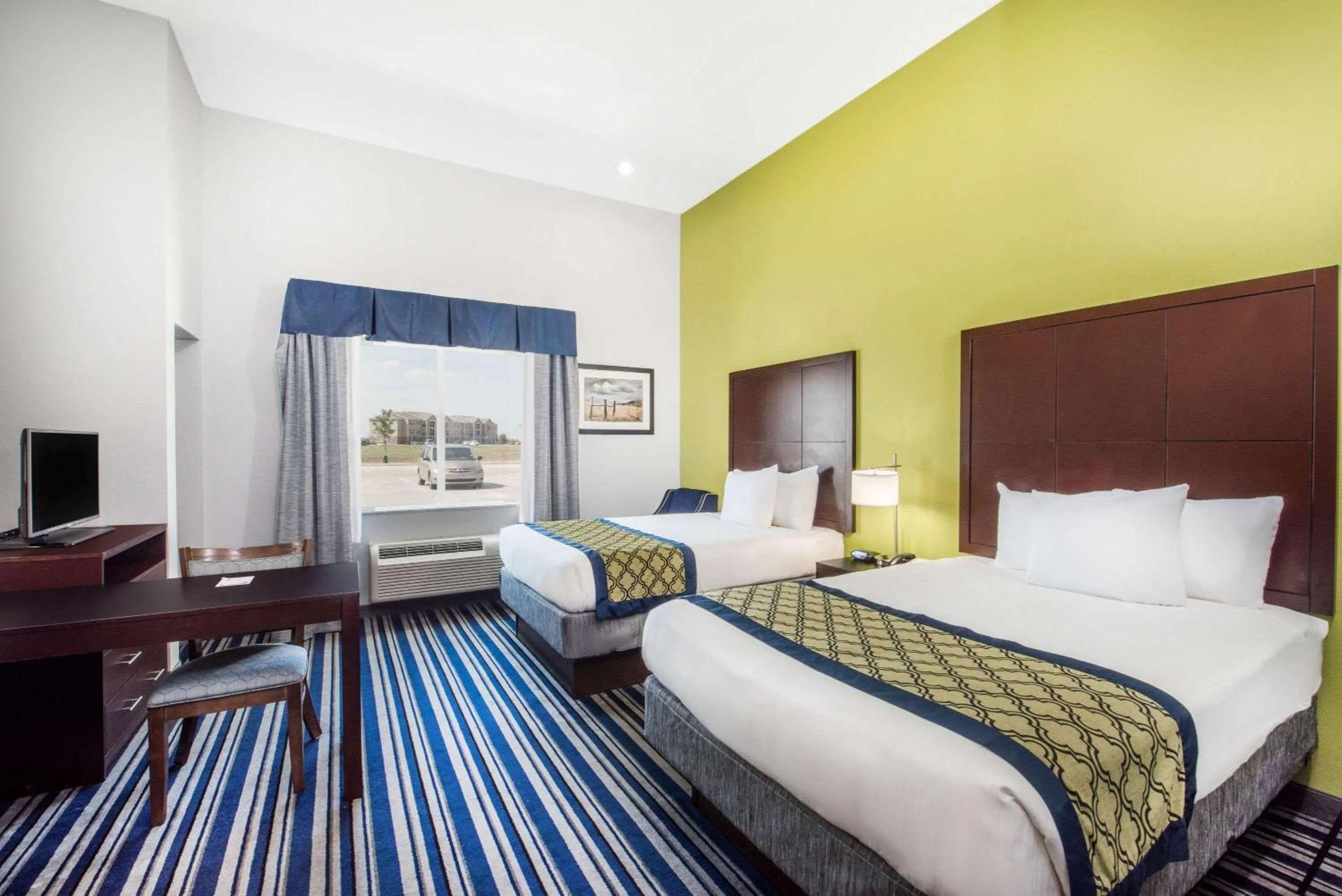 Photo of the whole room, Bed in Hawthorn Extended Stay by Wyndham Midland