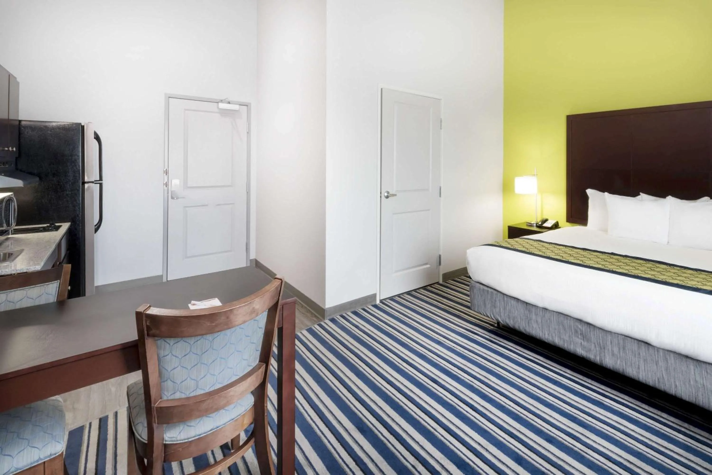 Photo of the whole room, Bed in Hawthorn Extended Stay by Wyndham Midland