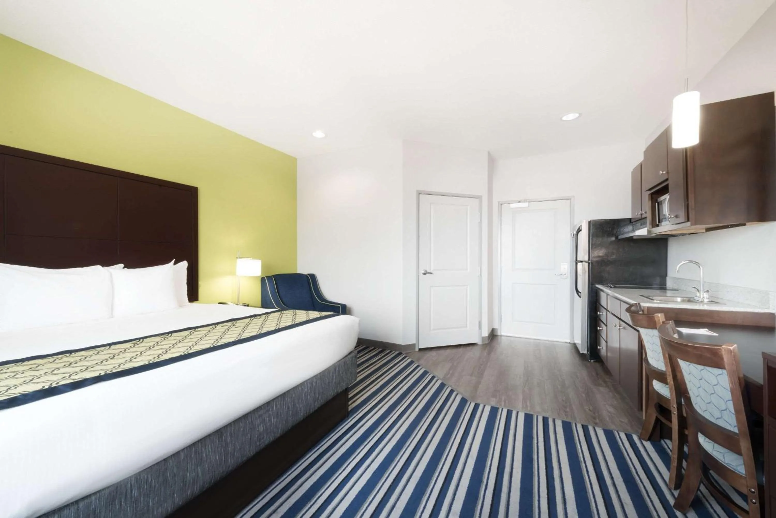 Photo of the whole room, Bed in Hawthorn Extended Stay by Wyndham Midland