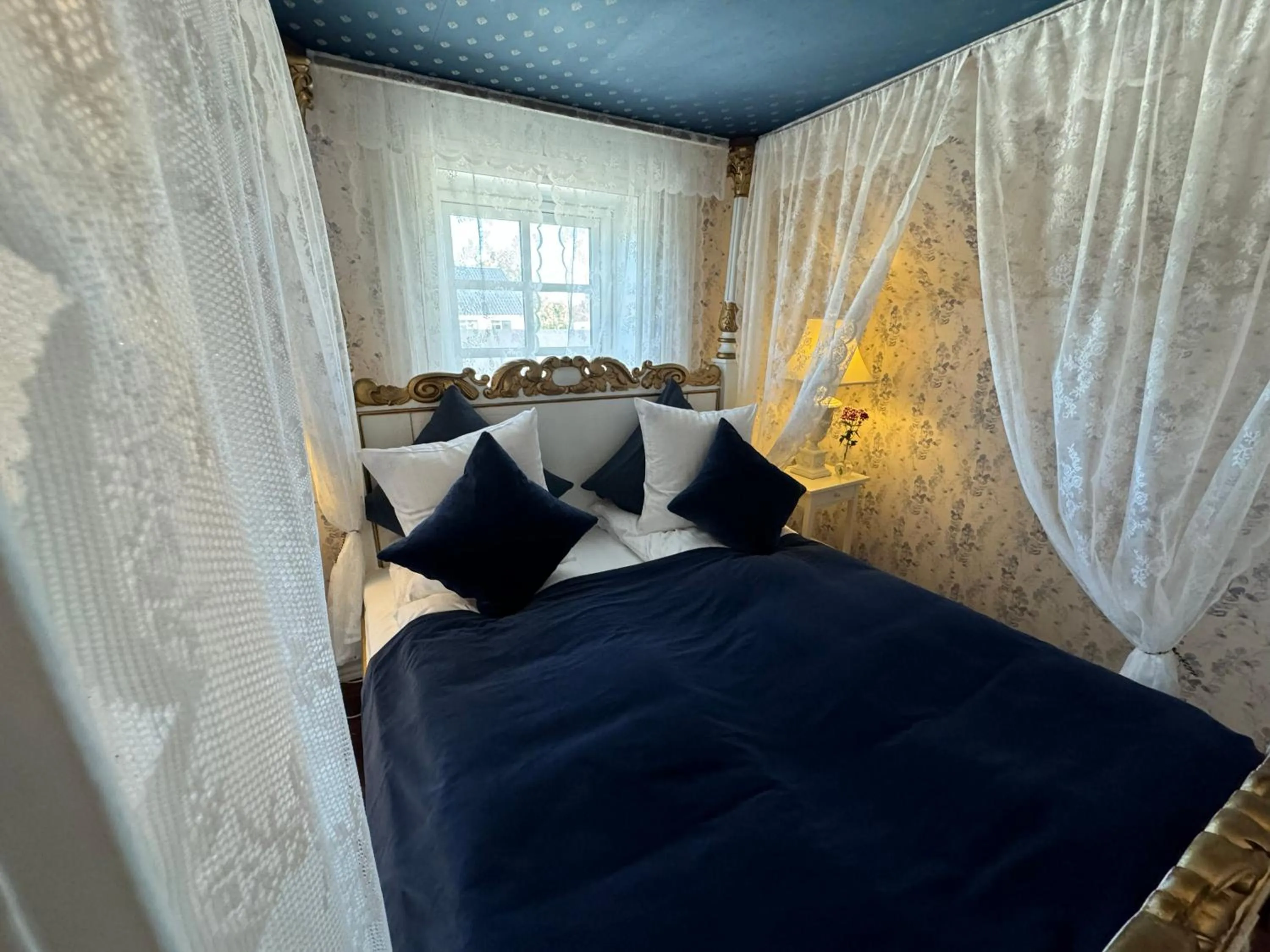 Bedroom, Bed in Rold Gl Kro