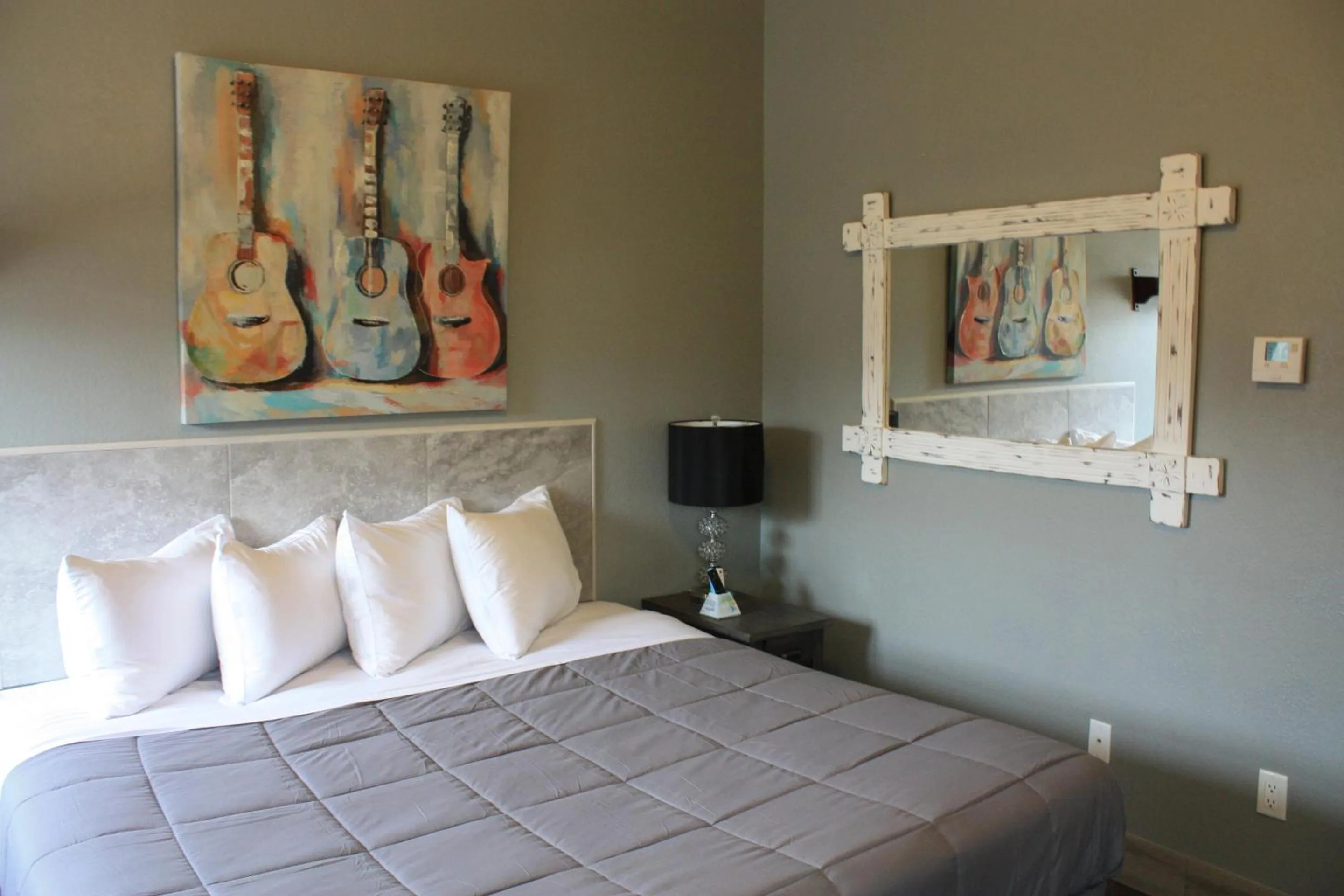 Bedroom, Bed in Price Pointe Inn