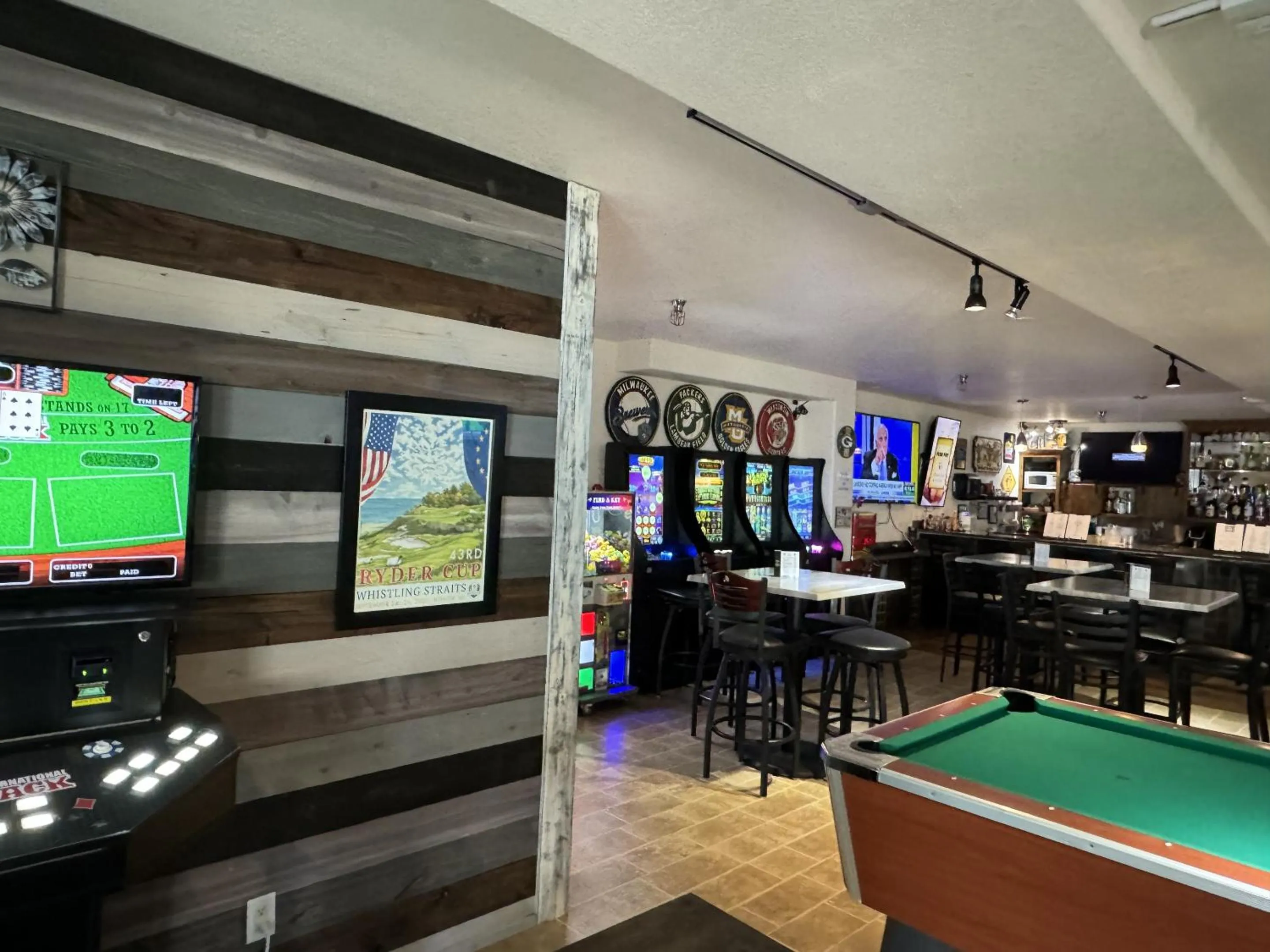 Lounge or bar in Price Pointe Inn