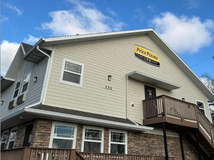 Bedroom in Price Pointe Inn