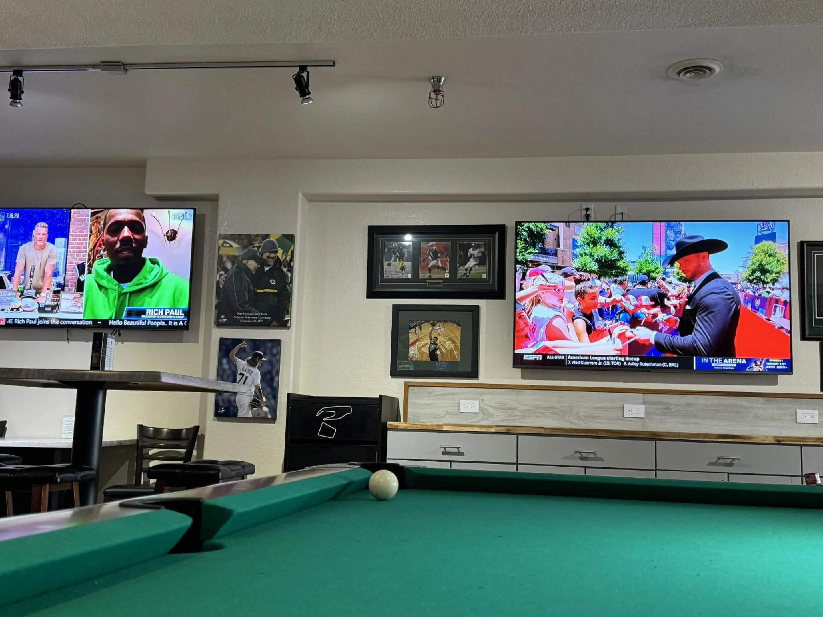 Lounge or bar in Price Pointe Inn