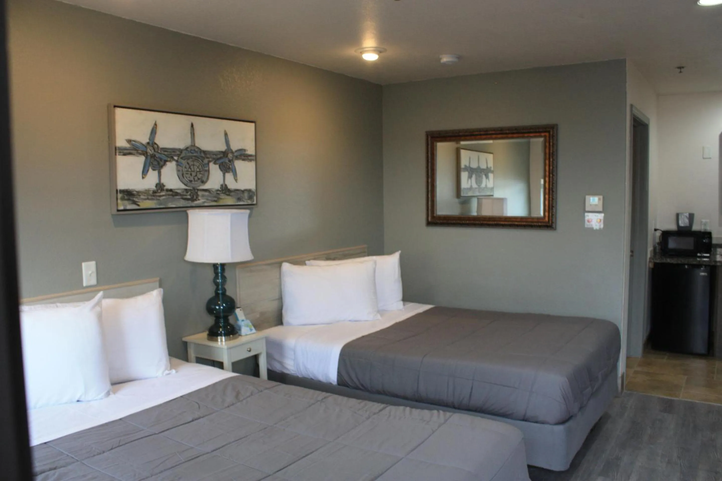 Bedroom, Bed in Price Pointe Inn