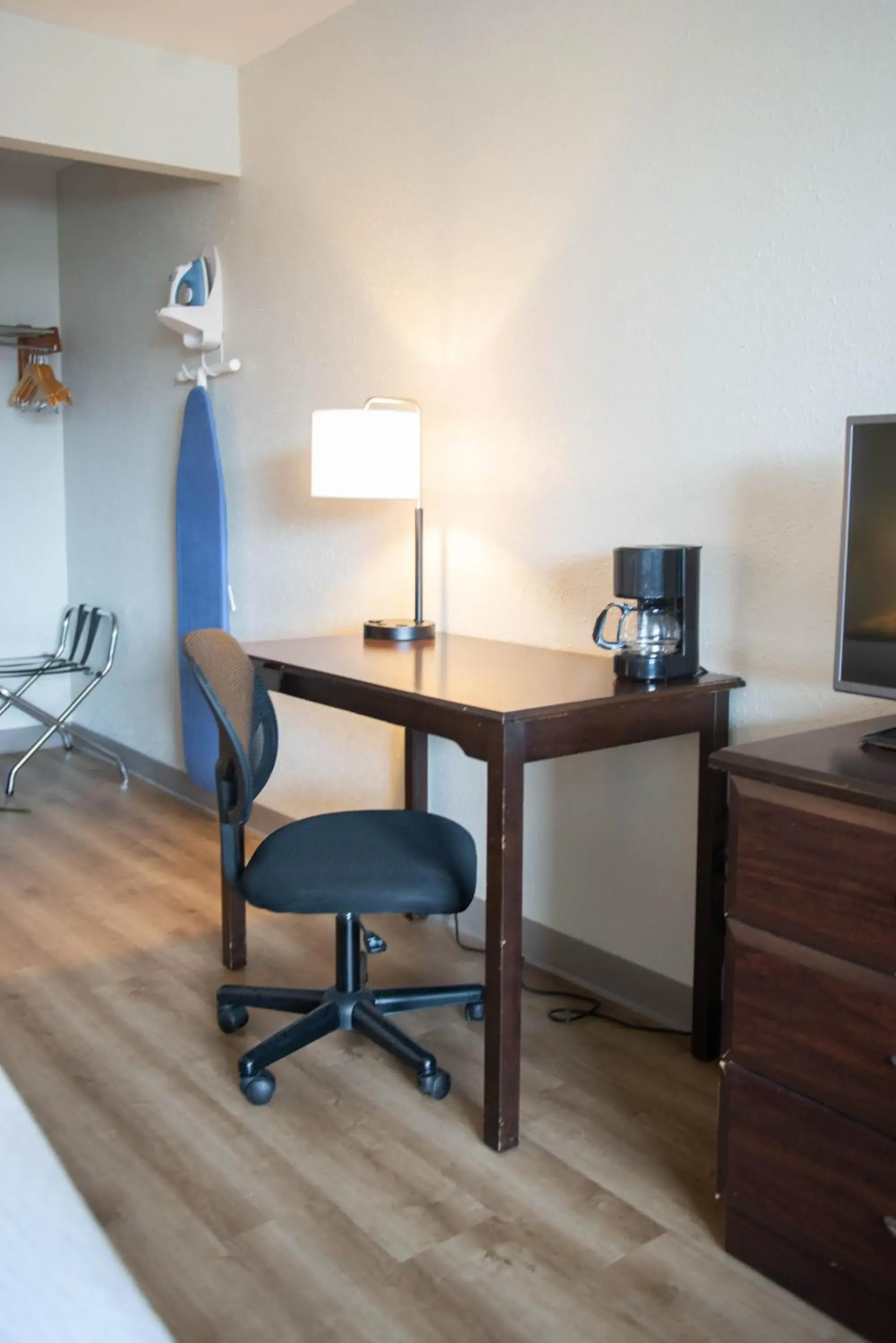 Superior King Room - Non-Smoking in Days Inn by Wyndham Waynesboro Superior King Room - Non-Smoking in Days Inn by Wyndham Waynesboro