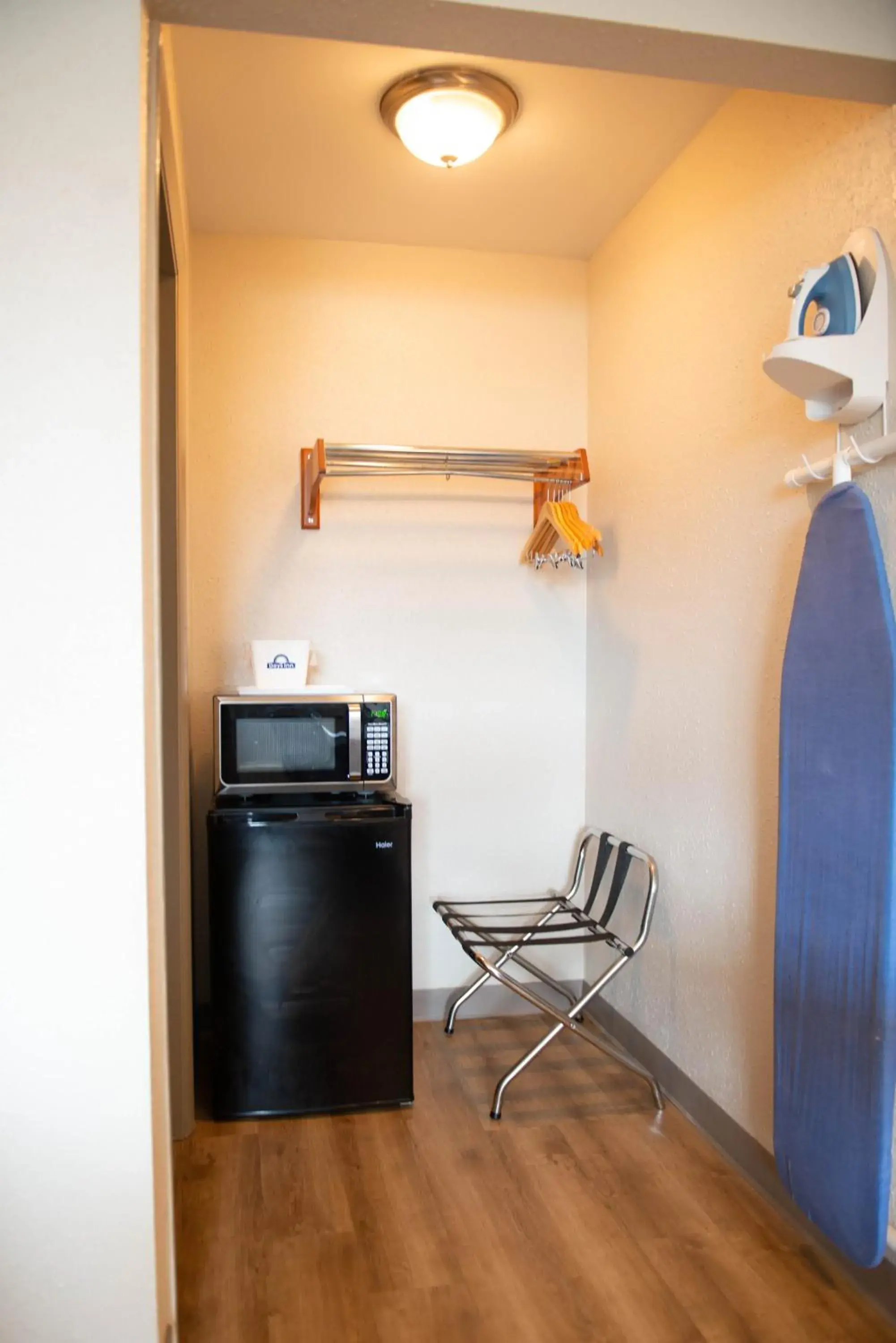 Superior King Room - Non-Smoking in Days Inn by Wyndham Waynesboro Superior King Room - Non-Smoking in Days Inn by Wyndham Waynesboro